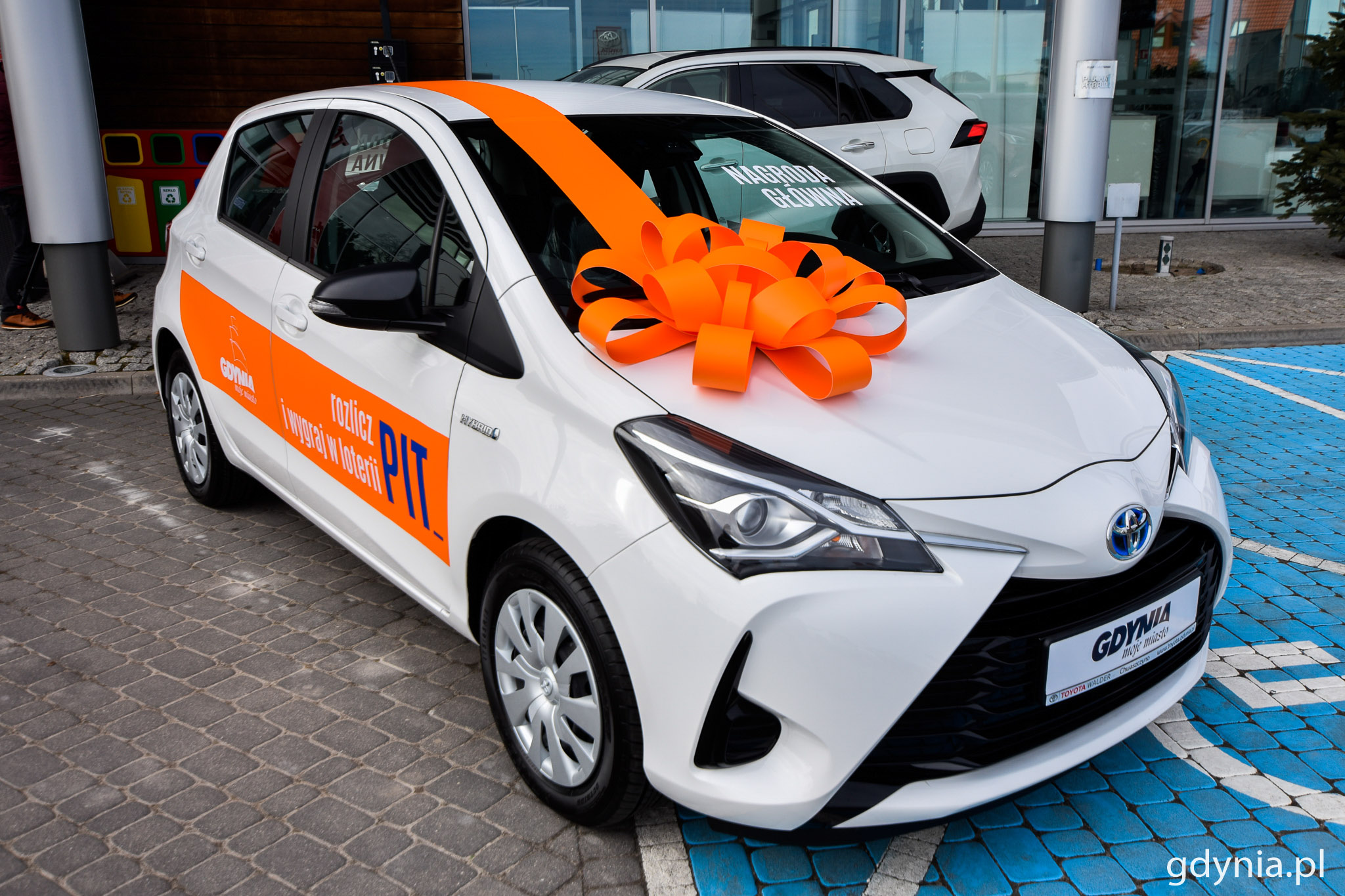 Hybrydowa Toyota Yaris jest gł&oacute;wną nagrodą w loterii Rozlicz PIT w Gdyni // fot. Paweł Kukla