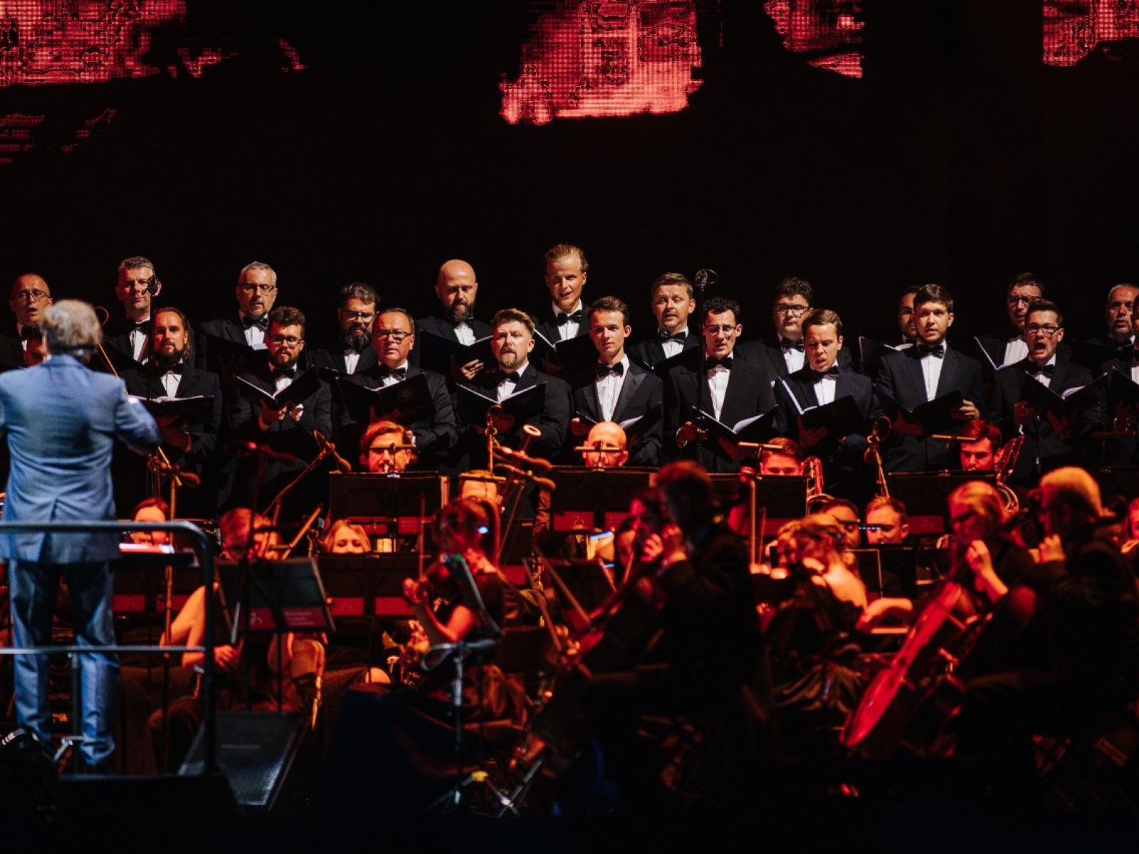 Koncert Andrea Bocellego z Akademickim Ch&oacute;rem Uniwersytetu Morskiego w Gdyni na Stadionie PGE Narodowym w Warszawie. Fot. Jakub Janecki, źr&oacute;dło: www.umg.edu.pl