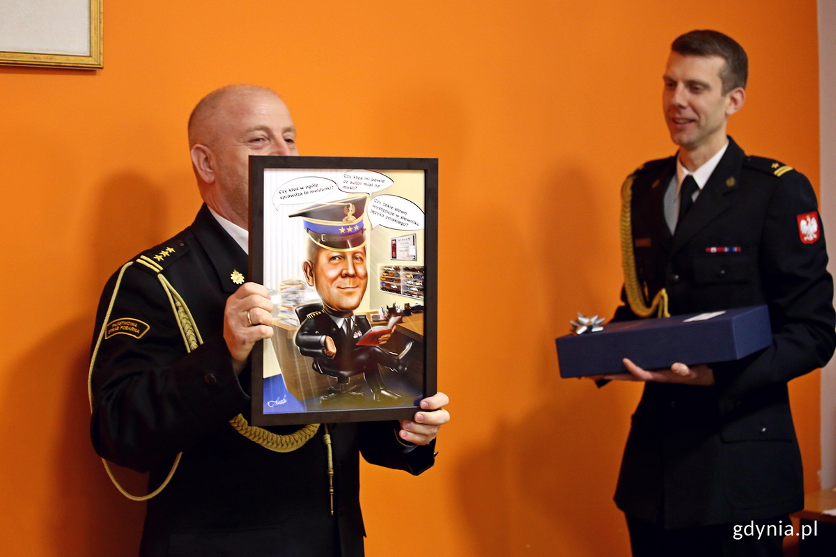 Karykatura komendanta Mirosława mendyka wręczona przez koleg&oacute;w z komendy. Fot. Przemysław Kozłowski