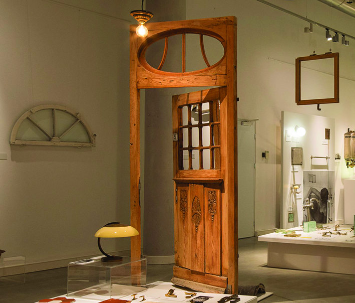 Drzwi z pierwszej kamienicy przy ul. Abrahama 5, zdemontowane z uwagi na zmianę poziomu ulicy i przekazane przez właścicieli na wystawę &bdquo;Szkło&ndash;metal-detal&rdquo; w Muzeum Miasta Gdyni.