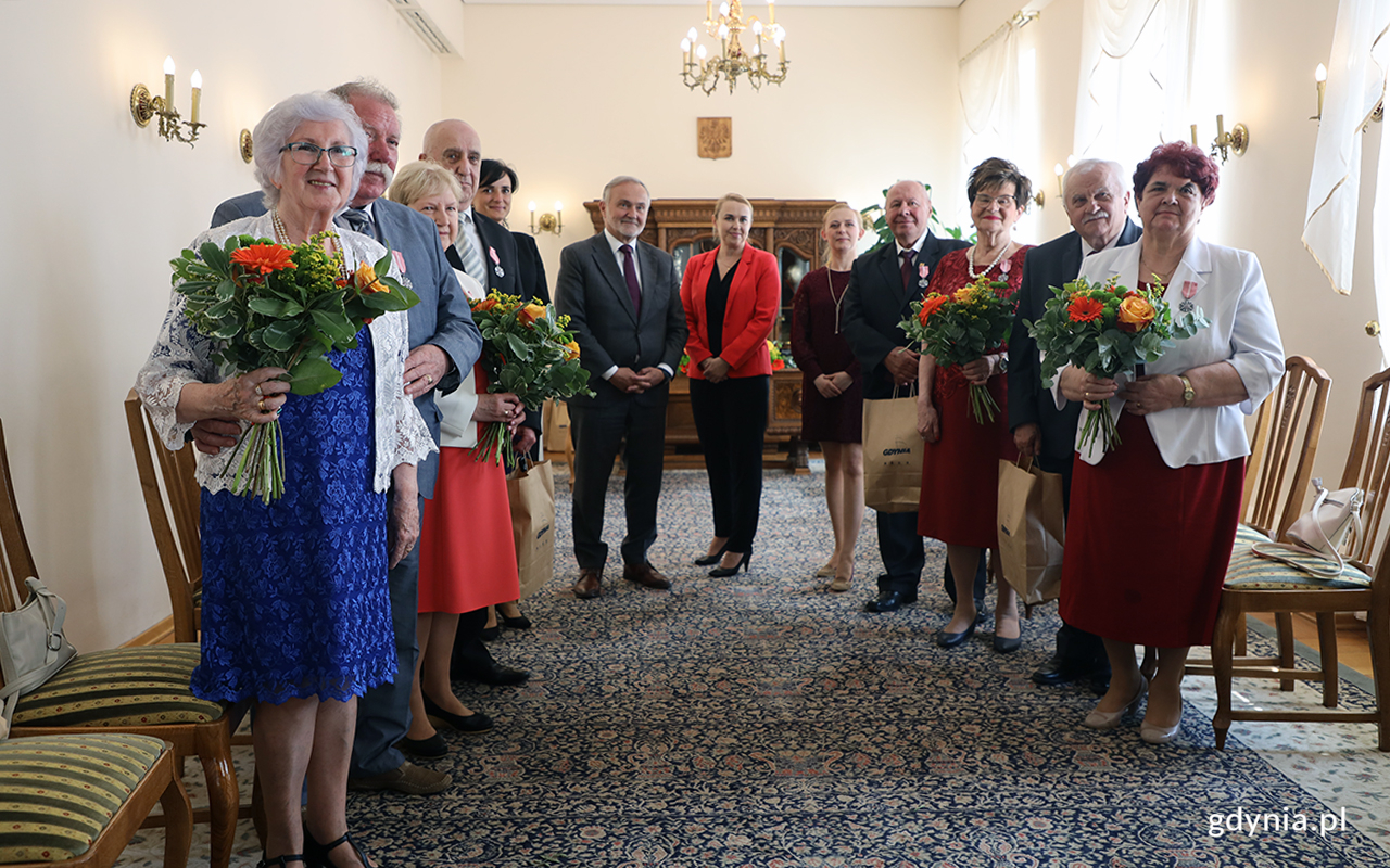Jubilaci wraz z prezydentem Gdyni Wojciechem Szczurkiem oraz pracownicami USC w Gdyni