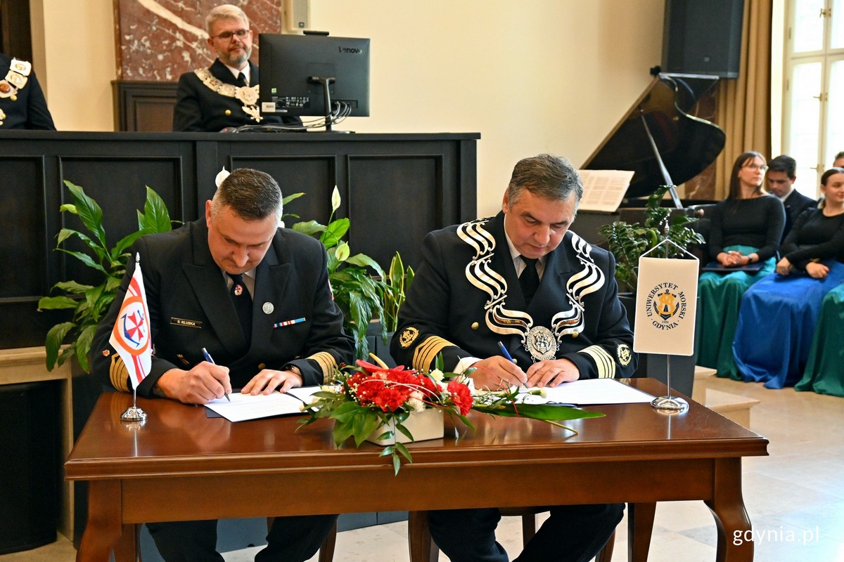 Sebastian Kluska - dyrektor Morskiej Służby Poszukiwania i Ratownictwa oraz rektor Uniwersytetu Morskiego - prof. dr hab. inż. kpt. ż. w. Adam Weintrit podpisują list intencyjny o wsp&oacute;łpracy // fot. Magdalena Czernek