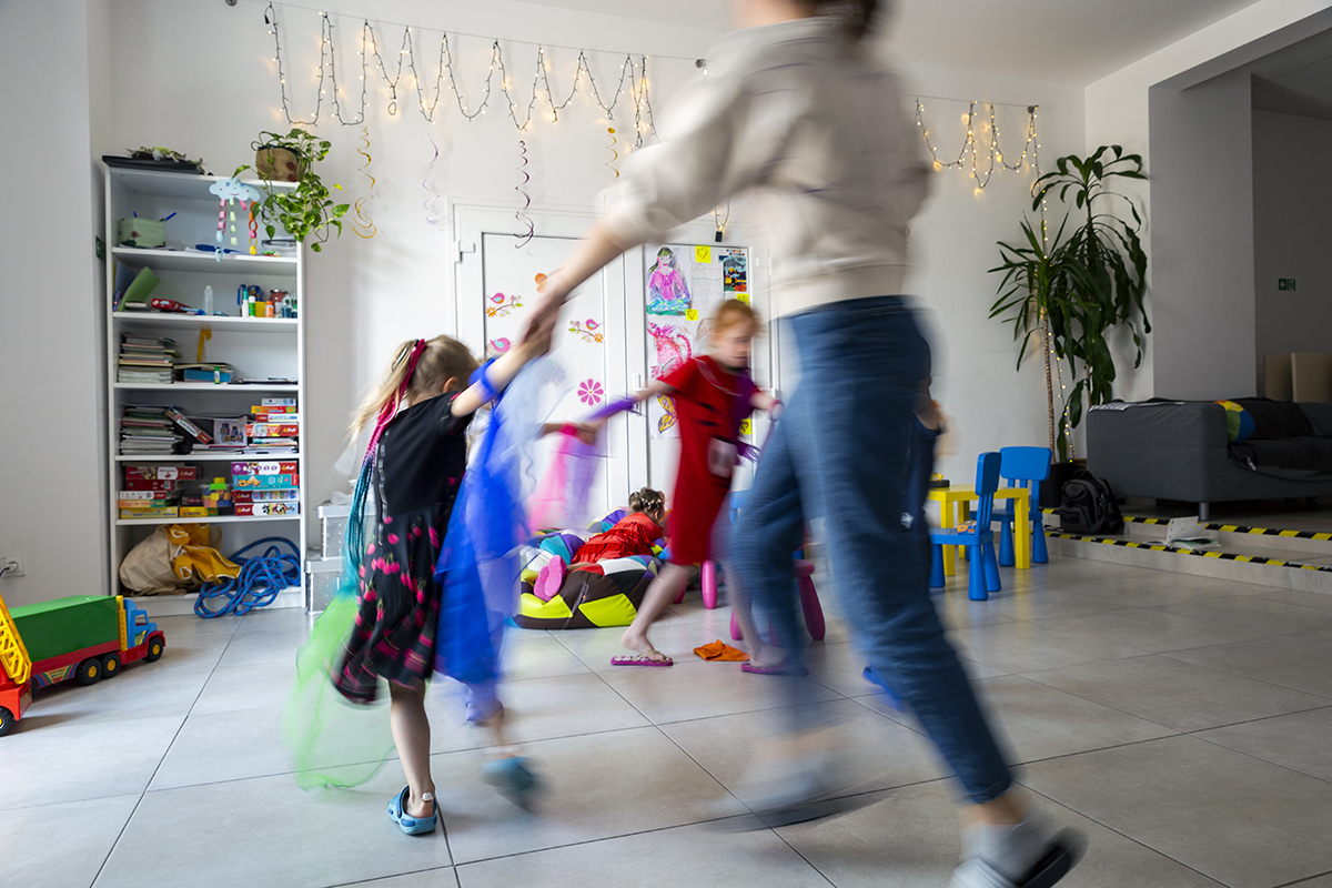 Podczas gdy czw&oacute;rka dzieci wiruje w tańcu z animatorką, Arina płacze, że to nie jej trafiły się chusty w niebiesko-ż&oacute;łtych barwach. Fot. Przemysław Kozłowski