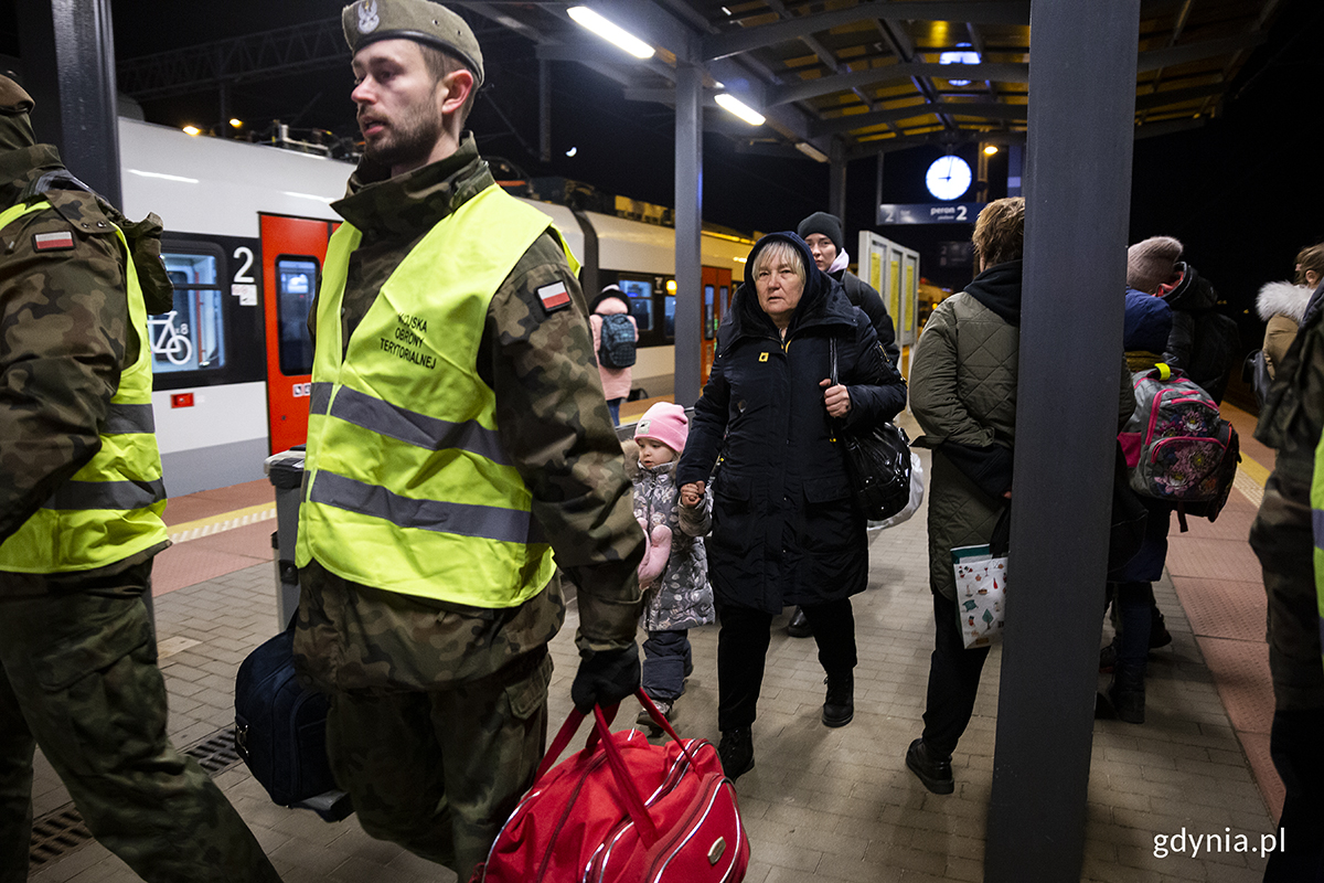 Pomoc uchodźcom niosły m.in. służby mundurowe, kierując do autokar&oacute;w i pomagając w niesieniu bagaży. Fot. Przemysław Kozłowski