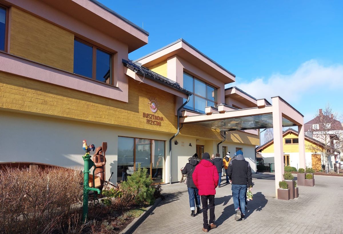 Zdjęcie przedstawia członk&oacute;w jednej z grup samopomocowych w Gdyni podczas ubiegłorocznej akcji rozdawania kwiat&oacute;w. 