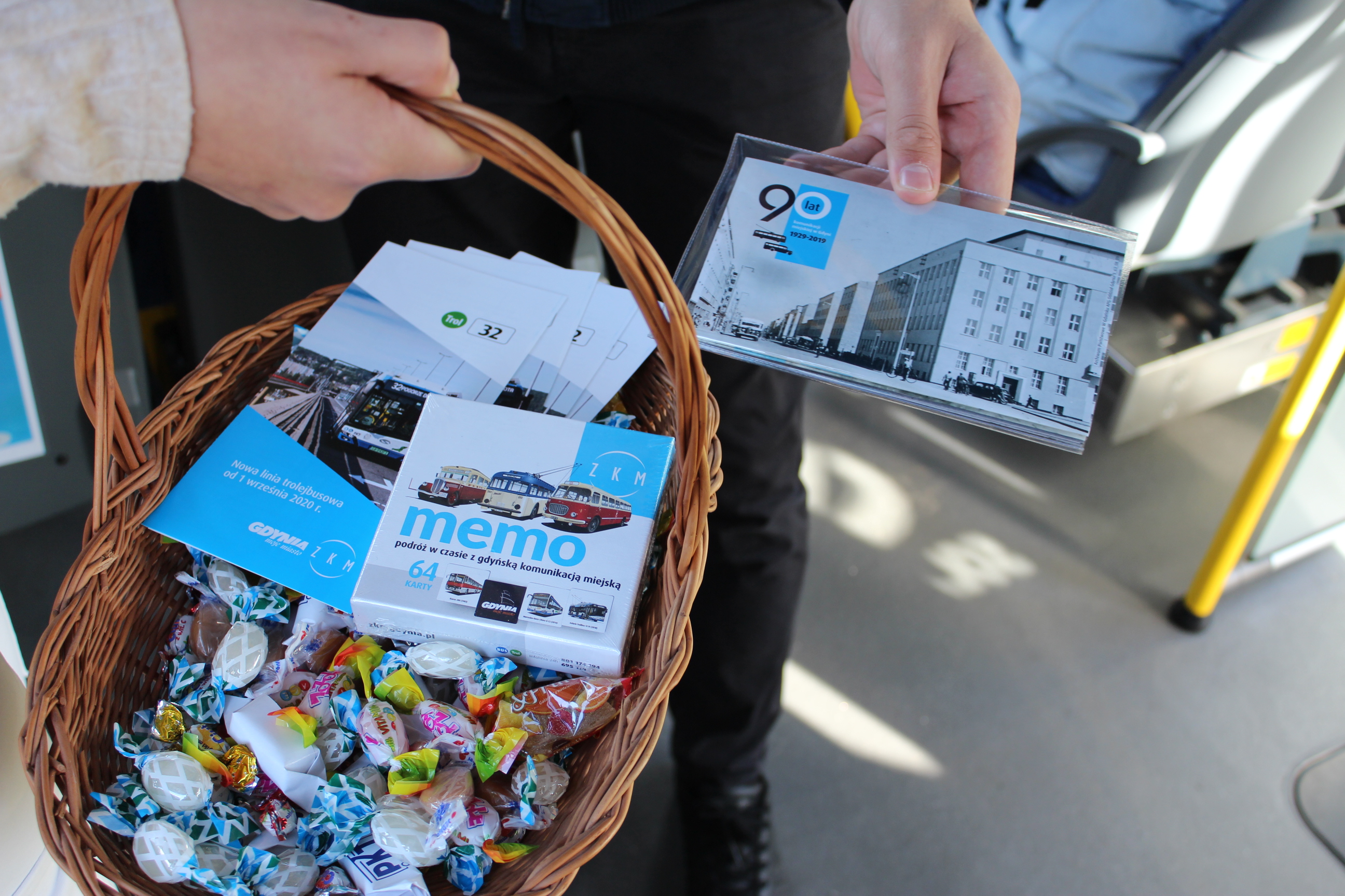 Pasażerowie linii 32 byli częstowani cukierkami, fot. Magda Śliżewska