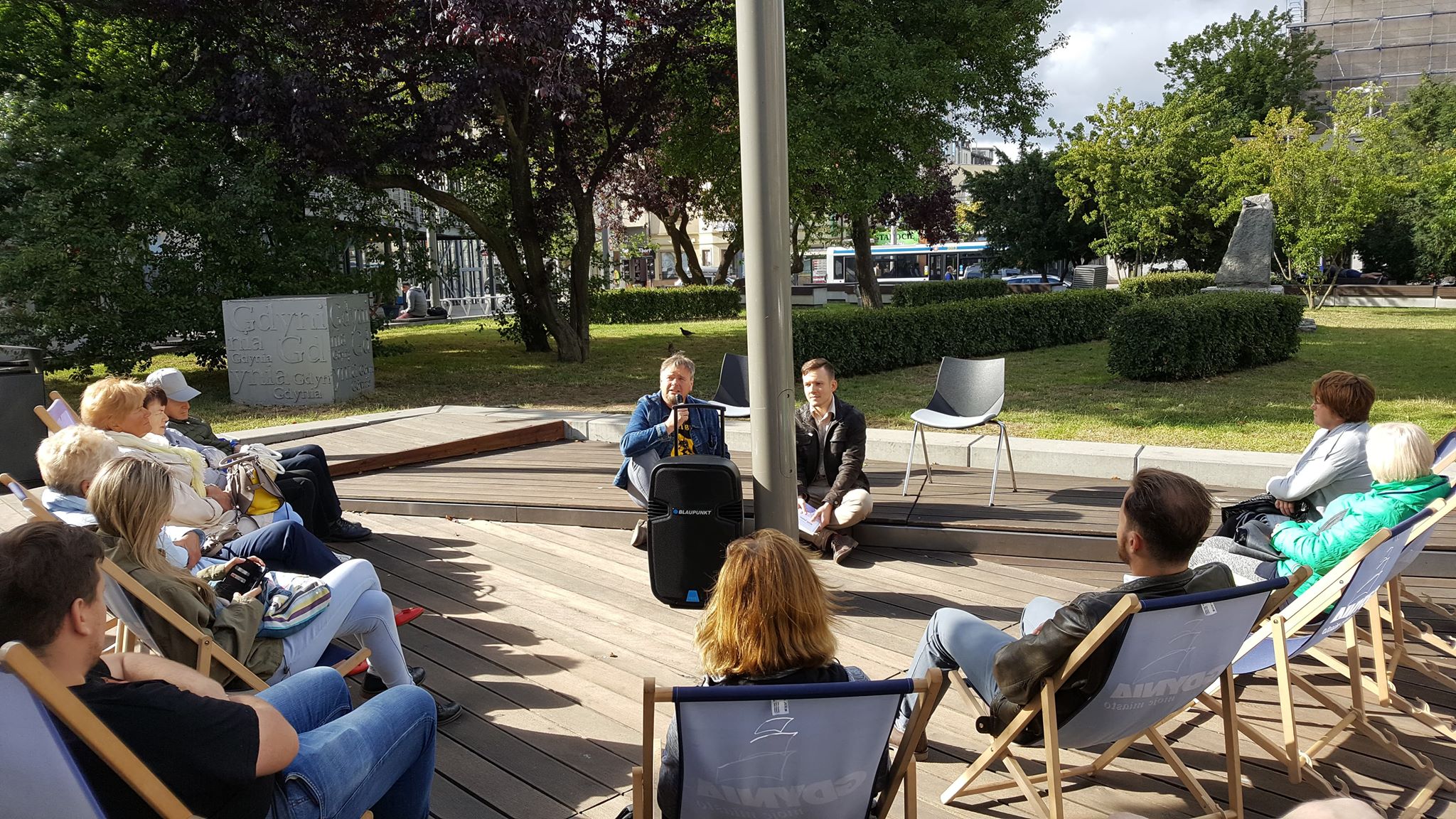 Czytanie &bdquo;M&ocirc;ł&eacute;go princa&rdquo; przy InfoBoxie, czyli kaszubskiego przekładu słynnej książki, fot. Marta Jaszczerska