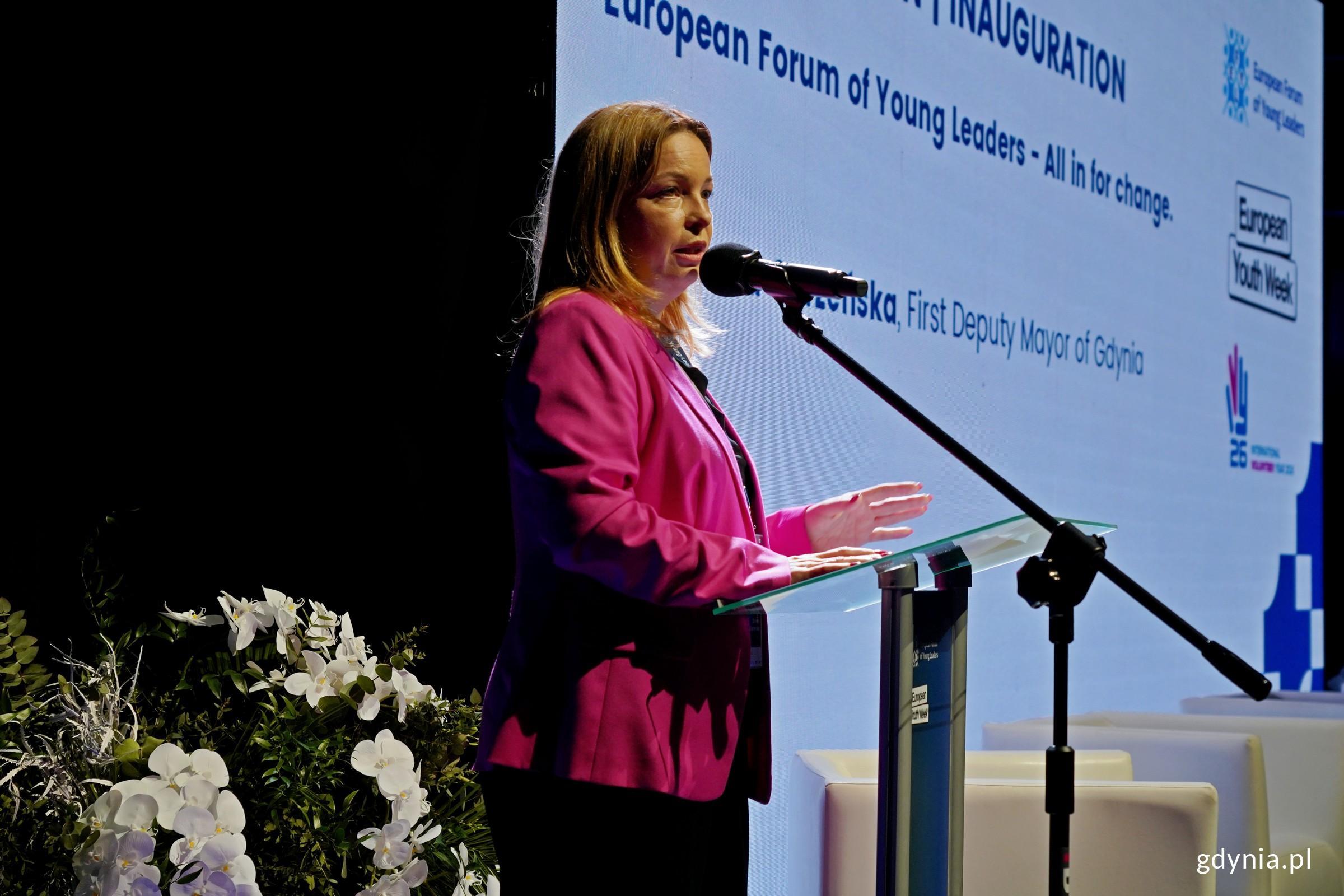 Wiceprezydentka Gdyni Oktawia Gorzeńska przemawiająca podczas otwarcia Europejskiego Forum Młodych Lider&oacute;w (fot. Magdalena Czernek)
