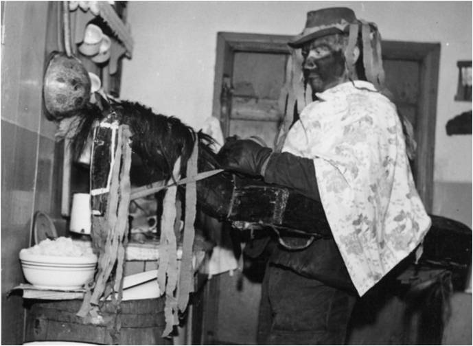 Przebierańcy noworoczni - Koń tańczy, Przetoczyno, 1968, fot. Z. Kosycarz, ze zbior&oacute;w Muzeum Narodowego w Gdańsku.