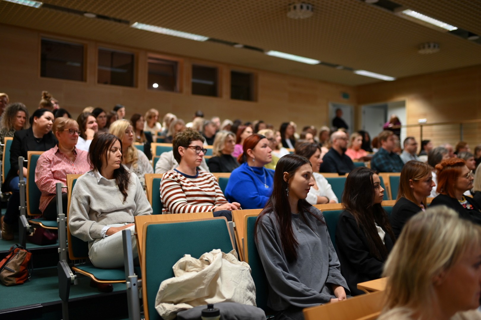Duża grupa ludzi w r&oacute;żnym wieku - słuchaczy, gości konferencji.
