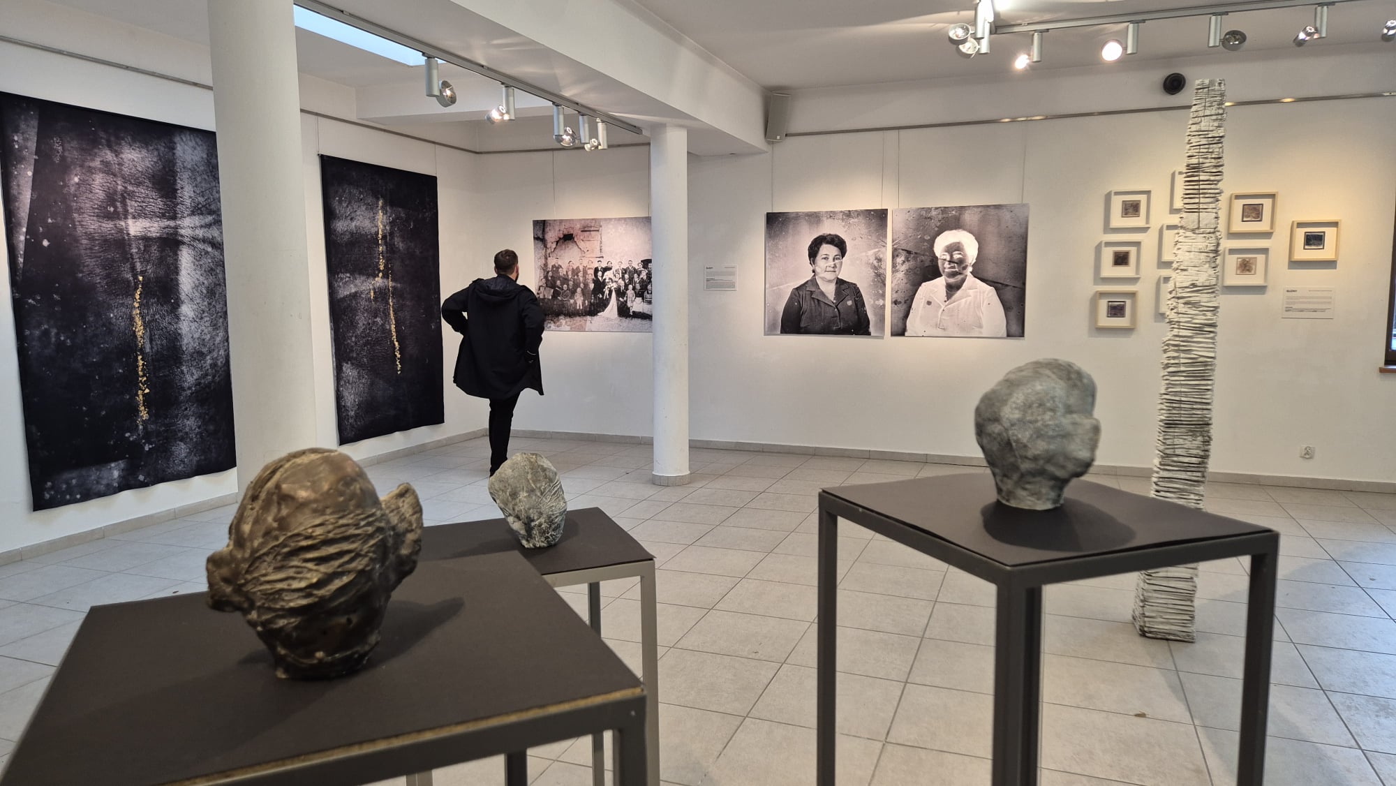 Wystawa&nbsp;absolwent&oacute;w Państwowego Liceum Sztuk Plastycznych im. M. Abakanowicz &bdquo;Blizny&rdquo;