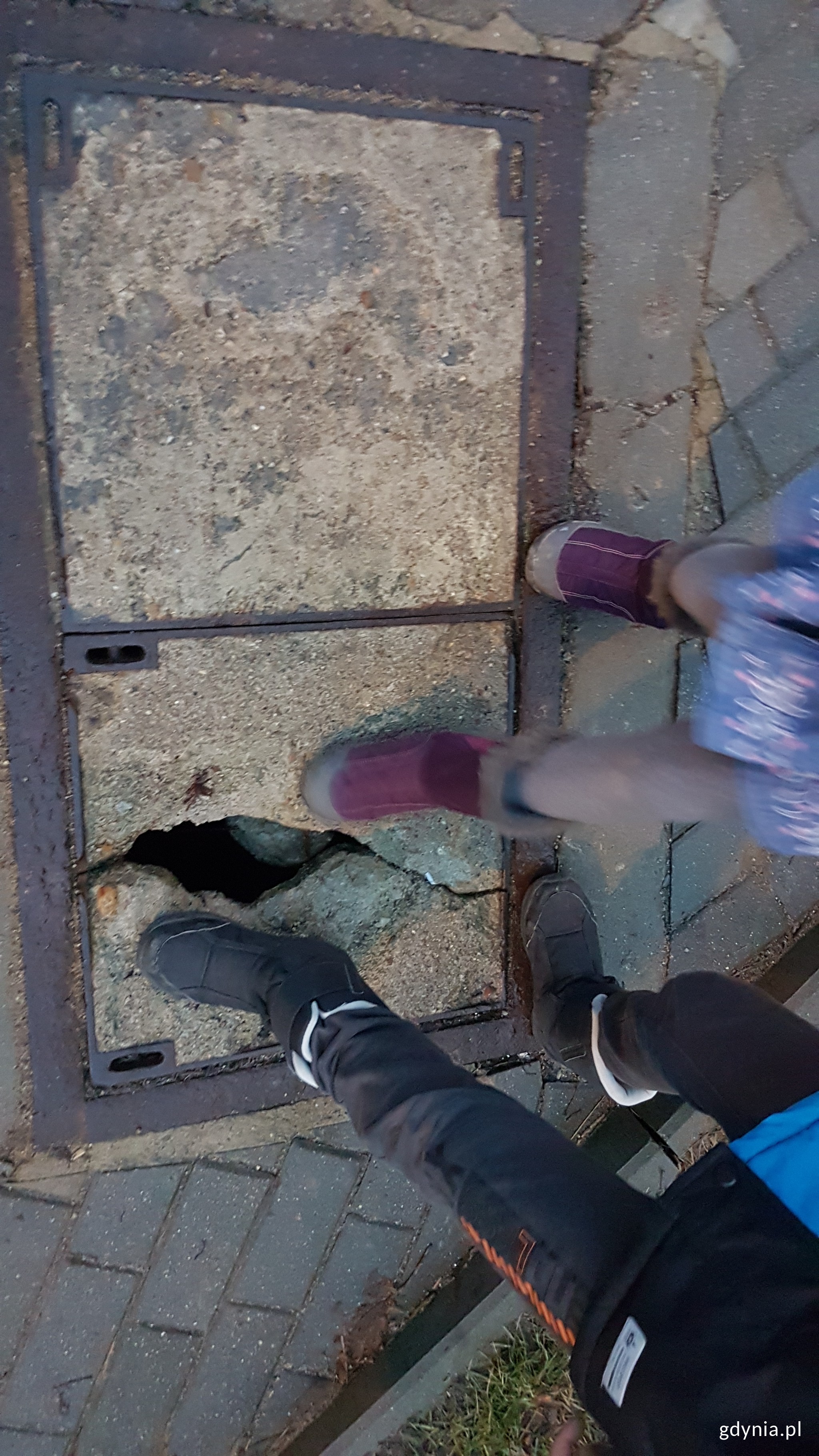 Pęknięta pokrywa na chodniku. Dziura wielkości buta dziecka. R&oacute;g Cylkowskiego i Powstania Wielkopolskiego.jpg/mat. GCK