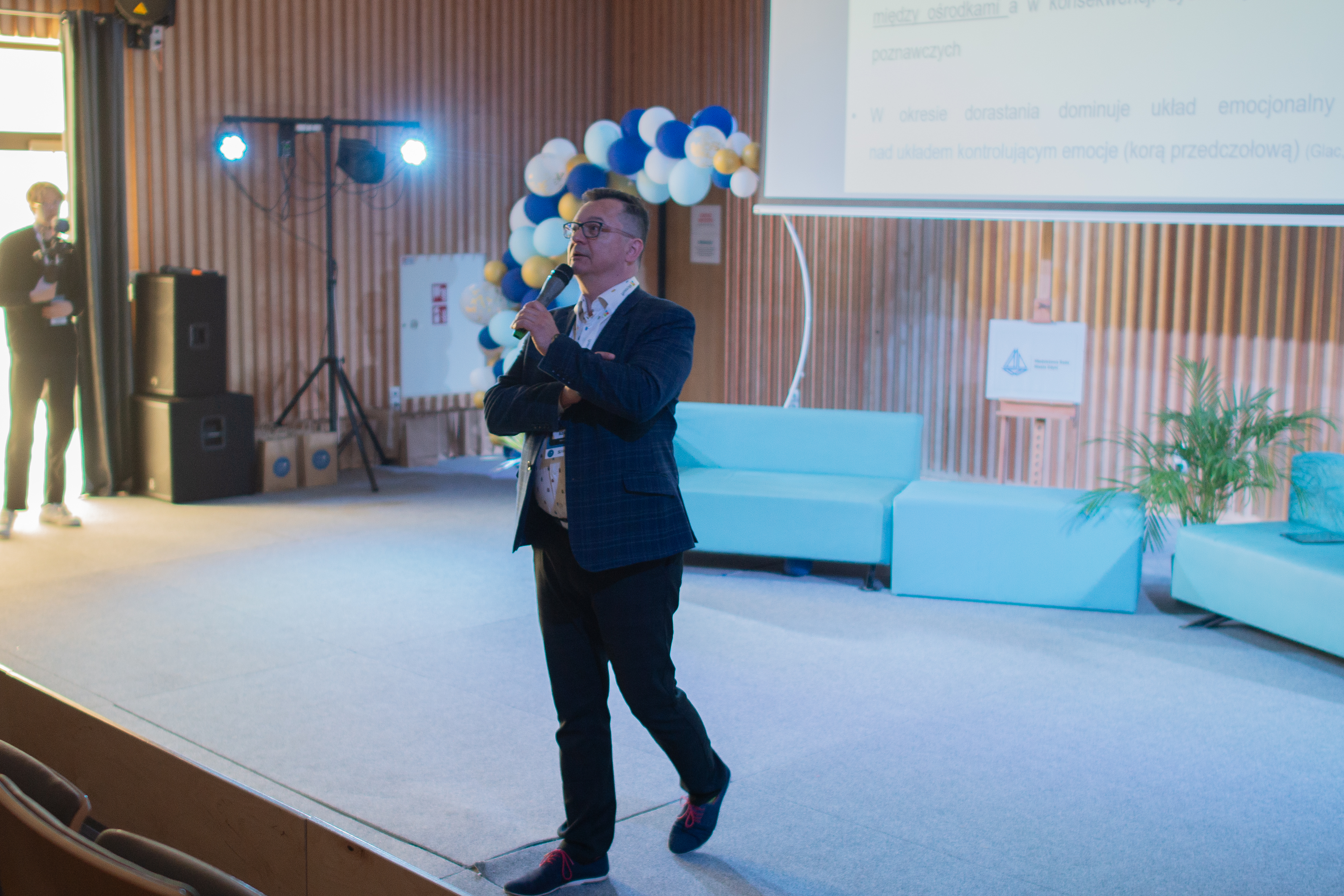 Dr Marcin Szulc wyjaśniał młodzieży jakie są biologiczne podstawy ich zachowań, jak sobie z nimi radzić i w jaki spos&oacute;b szukać porozumienia z dorosłymi // fot. Zuzanna Kasprzyk