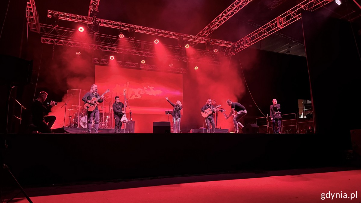 Urszula z zespołem w Polsat Plus Arenie Gdynia 