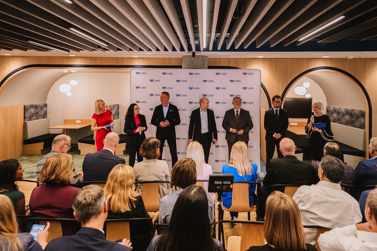 Ceremonia otwarcia nowego biura firmy LSEG w Gdyni. Wzięli w nim udział m.in.: Michał Rudnicki - co-site lead & program manager LSEG Gdynia (drugi od prawej), Wojciech Szczurek - prezydent Gdyni (trzeci od prawej), David Schwimmer &ndash; dyrektor generalny LSEG (czwarty od prawej) Leszek Bonna - wicemarszałek wojew&oacute;dztwa pomorskiego (piąty od prawej) i Agata Witczak - HR lead Poland w LSEG // fot. materiały prasowe LSEG