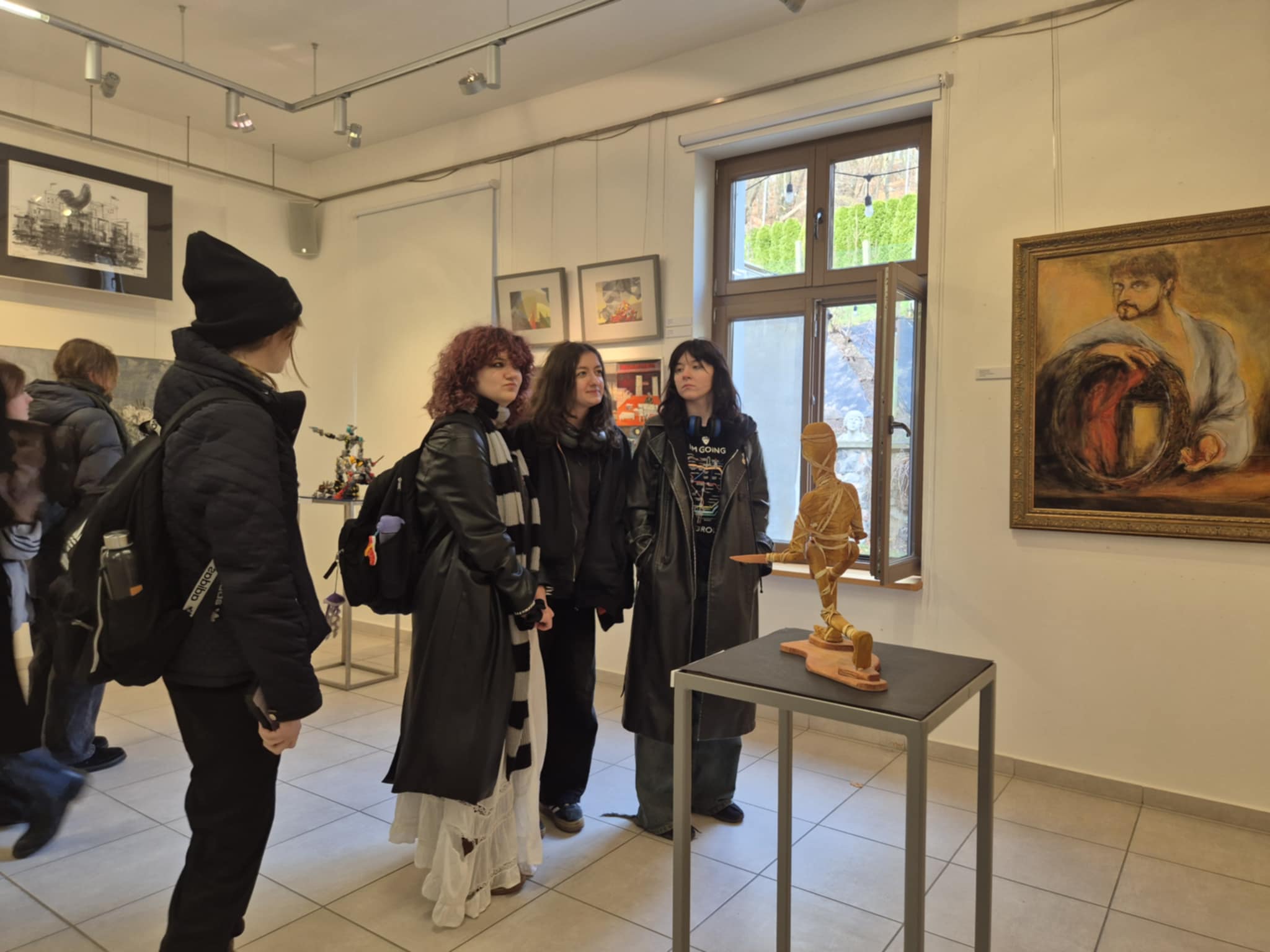 Goście Galerii Debiut na wernisażu wystawy &bdquo;864 tygodnie&rdquo; J. P. Karczewskiego