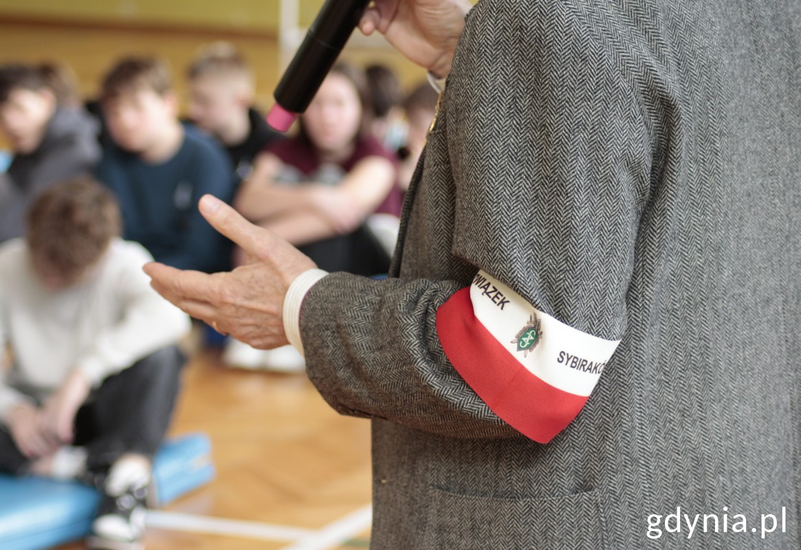 pan Waldemar Świto ze Związku Sybirak&oacute;w na spotkaniu z młodzieżą w SP nr 39
