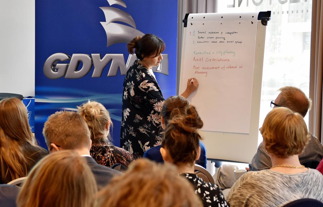 Uczestnicy wezmą udział w r&oacute;żnych panelach dyskusyjnych, fot. Kamil Złoch