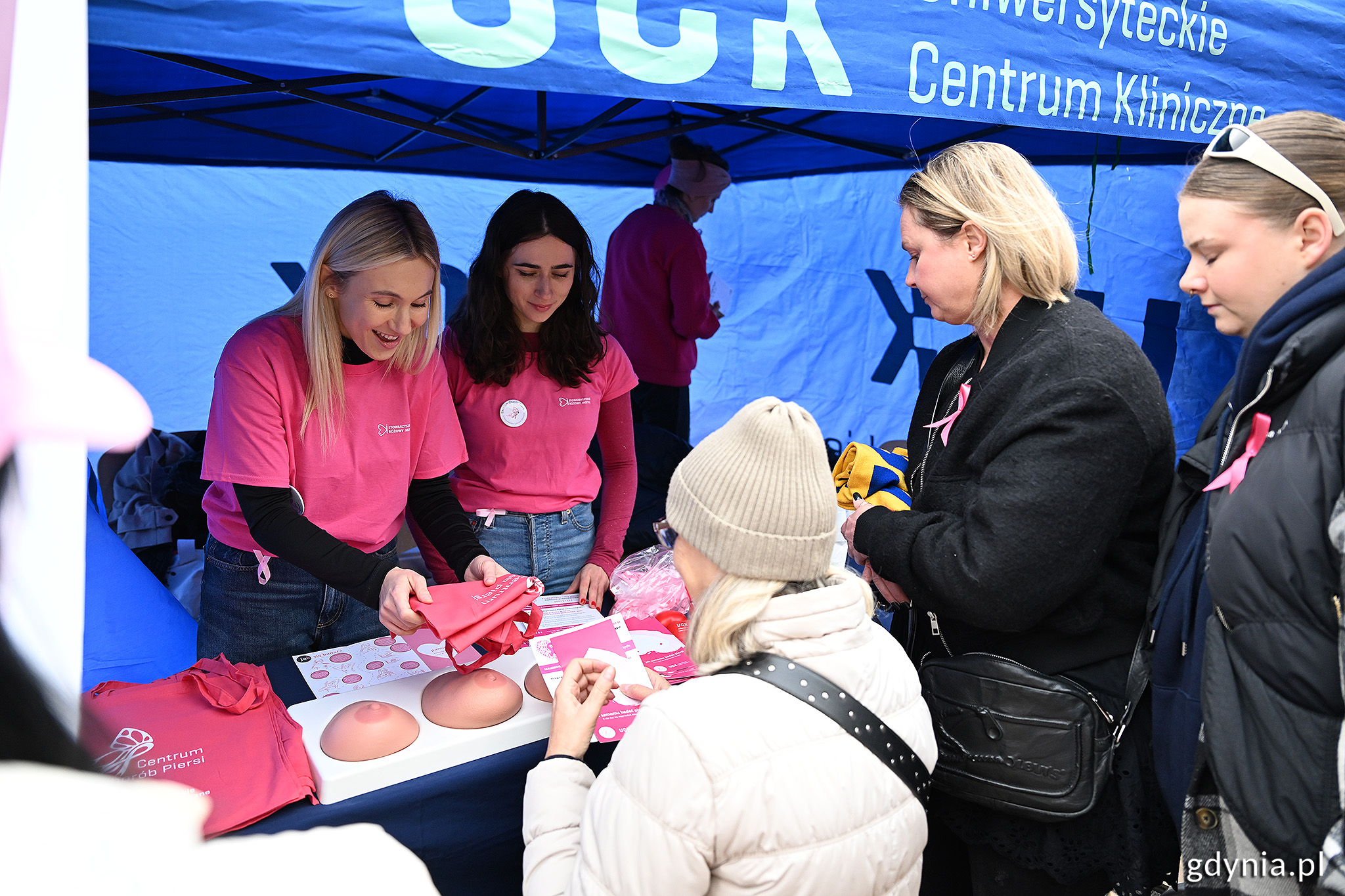 Stoisko UCK, gdzie można było się nauczyć m.in. samobadania piersi (fot. Michał Puszczewicz)&nbsp;