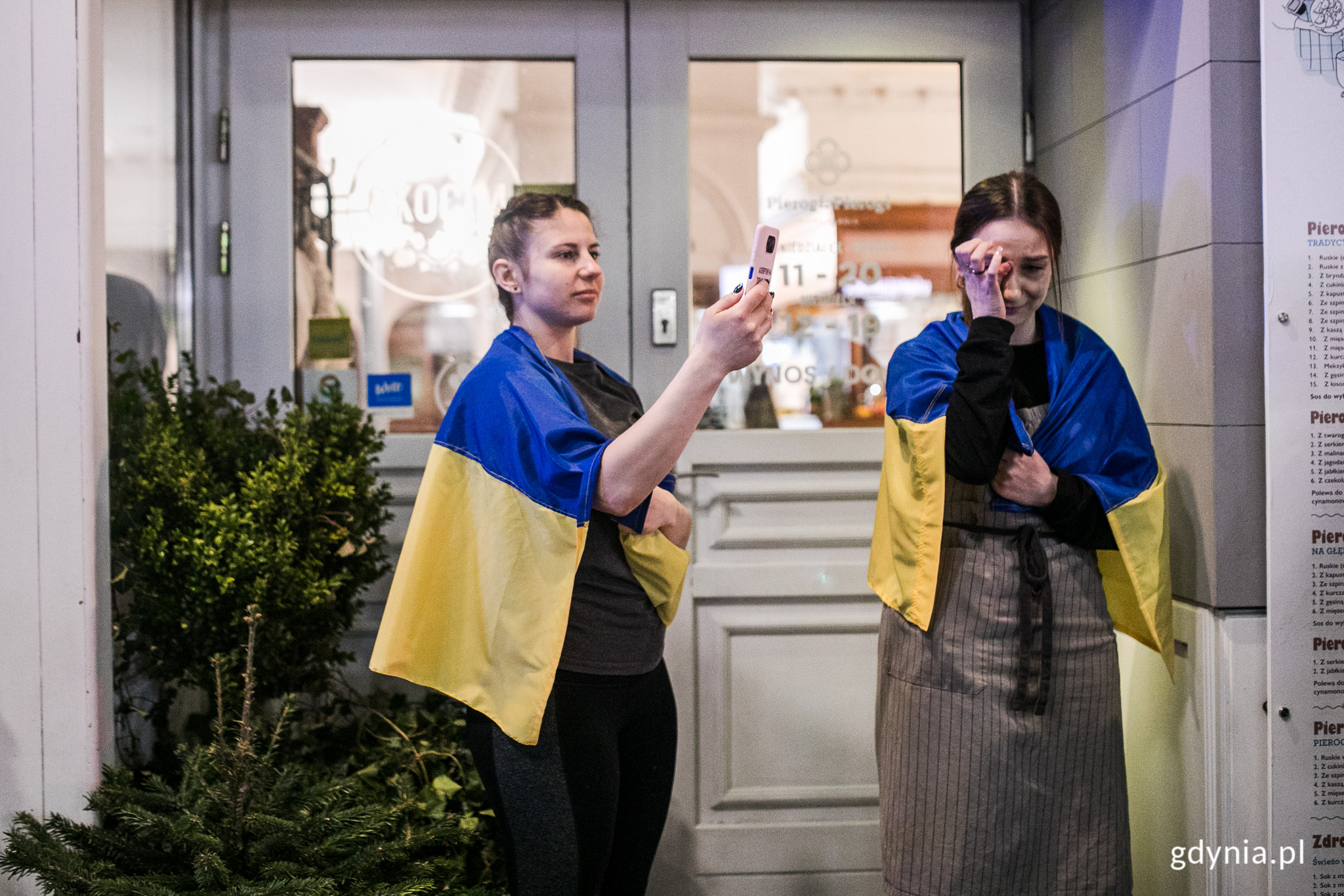 Wzruszone ukraińskie pracownice restauracji obserwują przemarsz Gdyńskiego Młodzieżowego Marszu Pokoju i Solidarności. Fot. Karol Stańczak