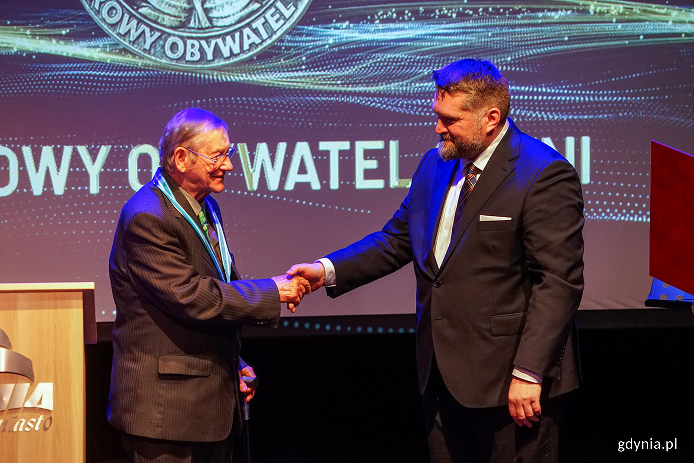 Tadeusz Szemiot, przewodniczący Rady Miasta Gdyni, podczas wręczania odznaki prof. Normanowi Daviesowi (fot. Mirosław Pieślak)