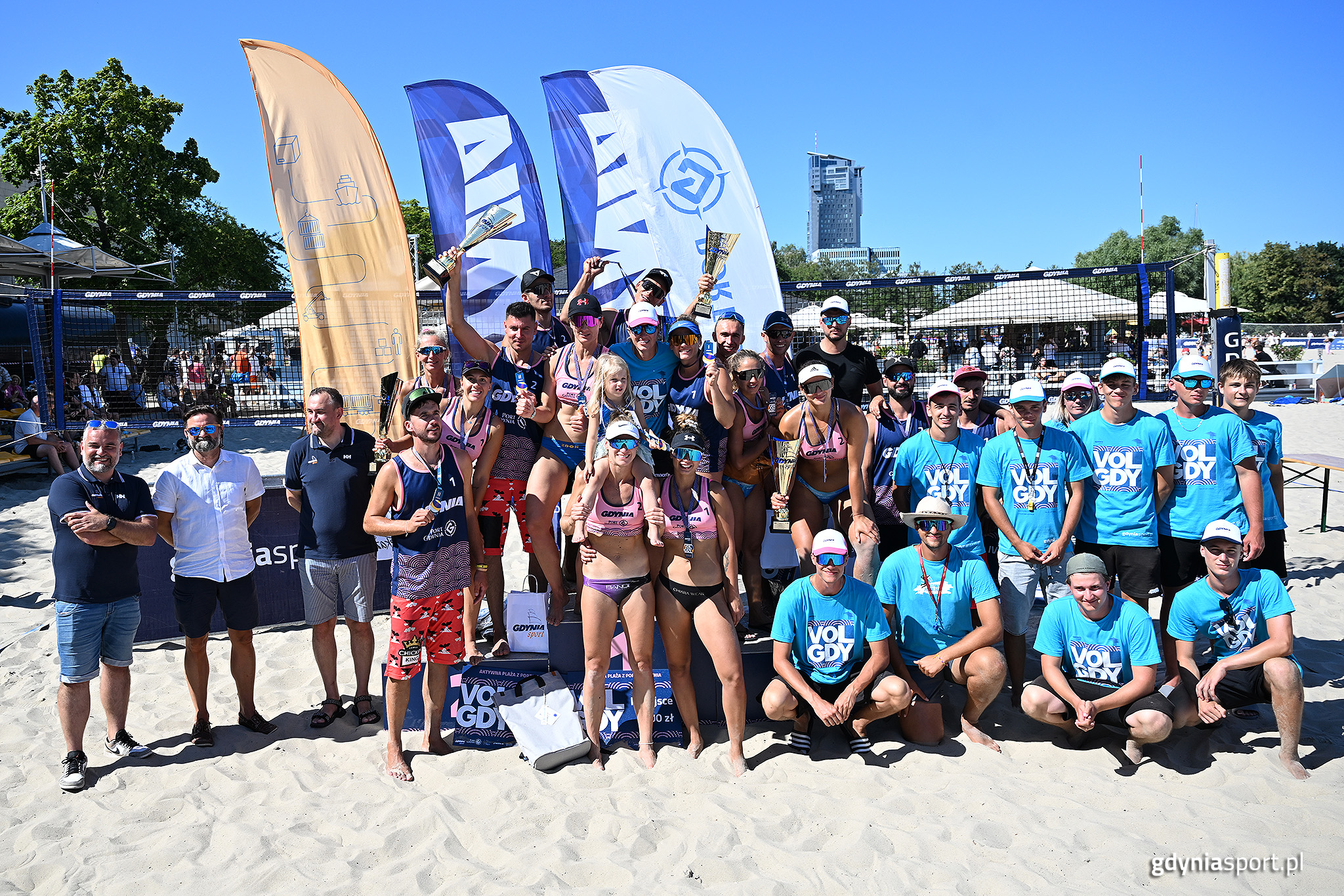 zwycięzcy na wsp&oacute;lnym zdjęciu