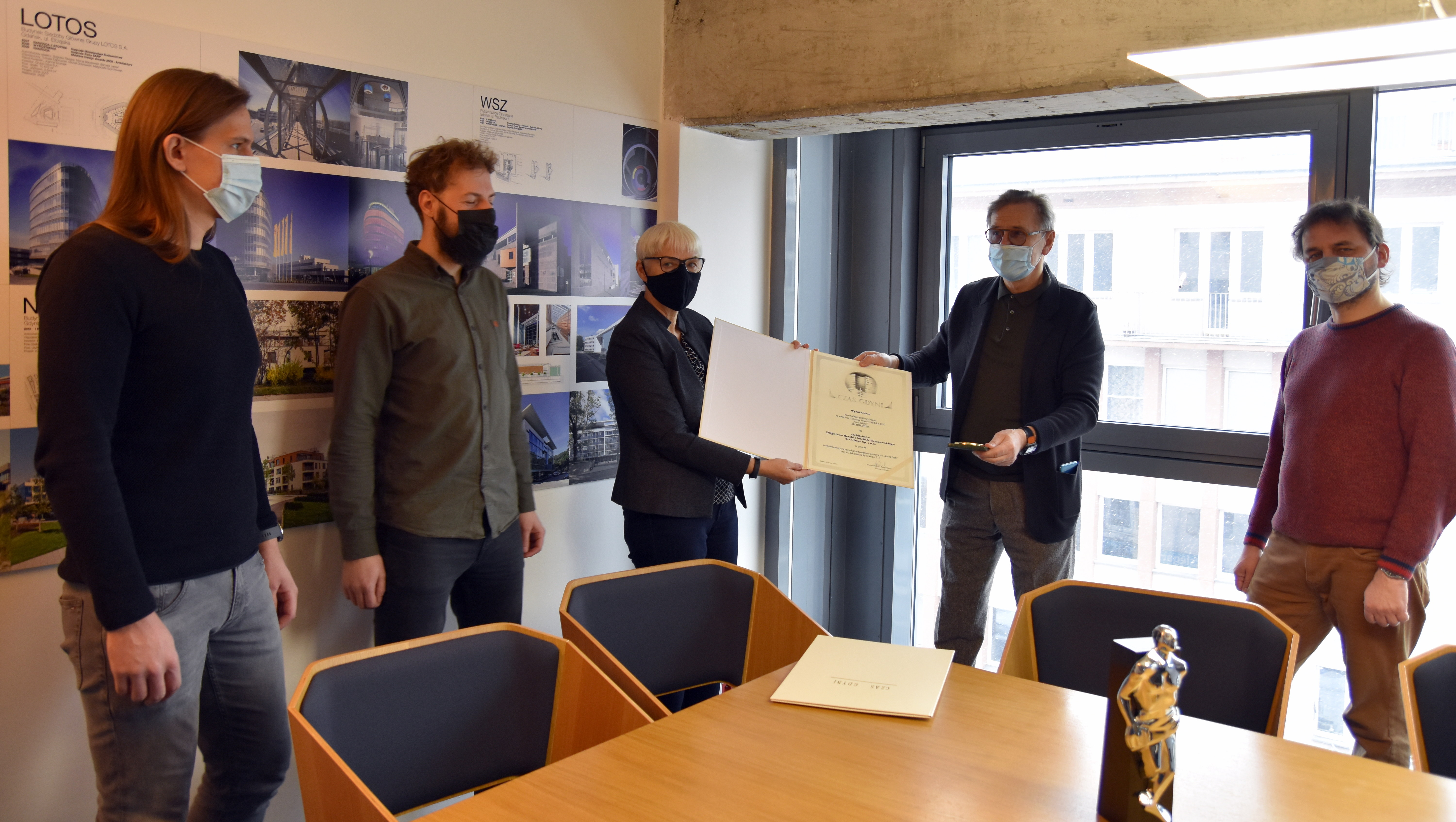 Joanna Zielińska, przewodnicząca Rady Miasta Gdyni wręcza wyr&oacute;żnienie w konkursie "Czas Gdyni". Odbierają je Zbigniew Reszka z zespołem Arch-Deco za projekt Yacht Parku w Gdyni // fot. materiały Rady Miasta Gdyni 