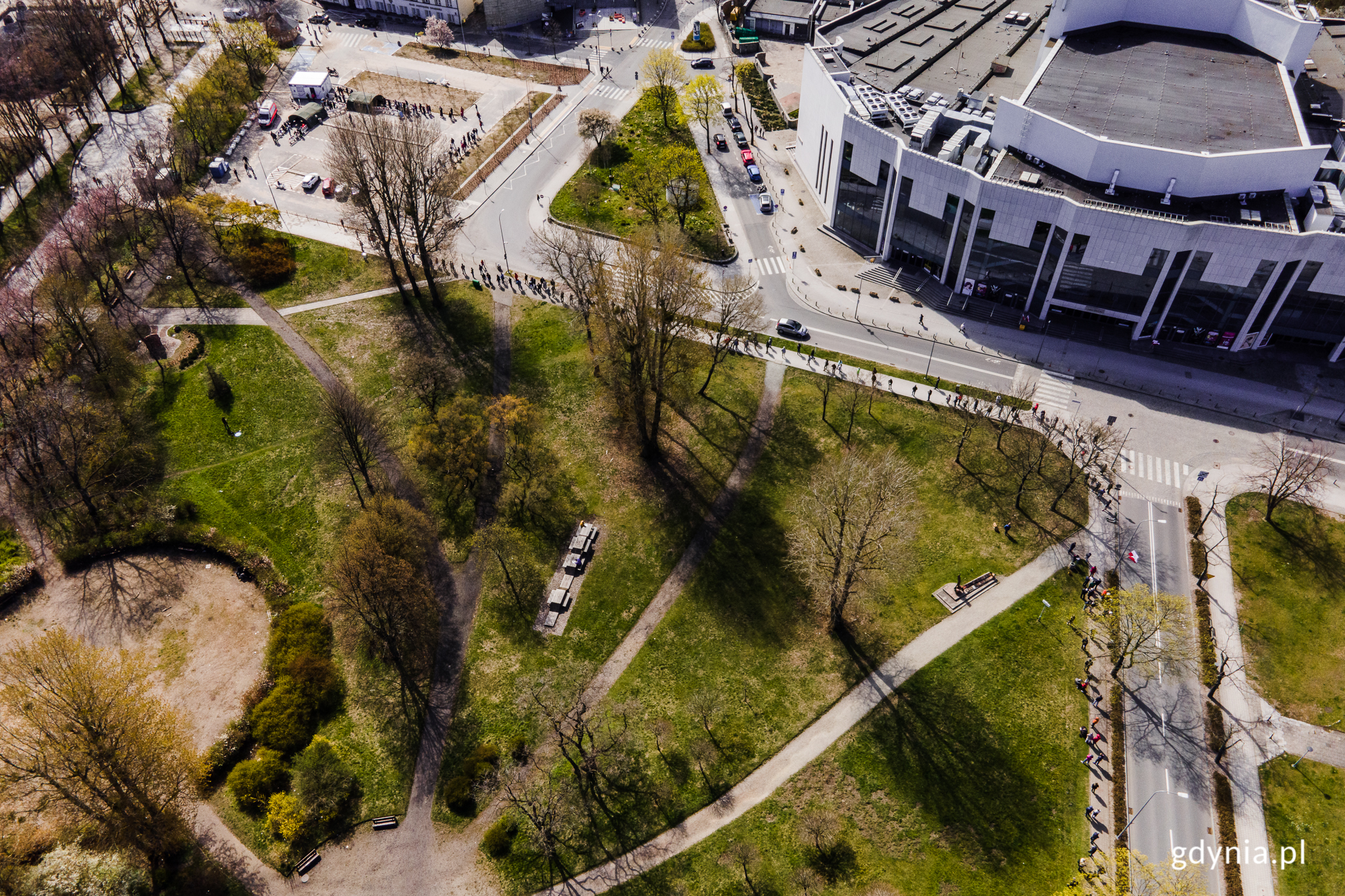 Kolejka do maj&oacute;wkowego punktu szczepień, kt&oacute;ry działa na parkingu przy ul. Zawiszy Czarnego 1 w Gdyni // fot. Karol Stańczak