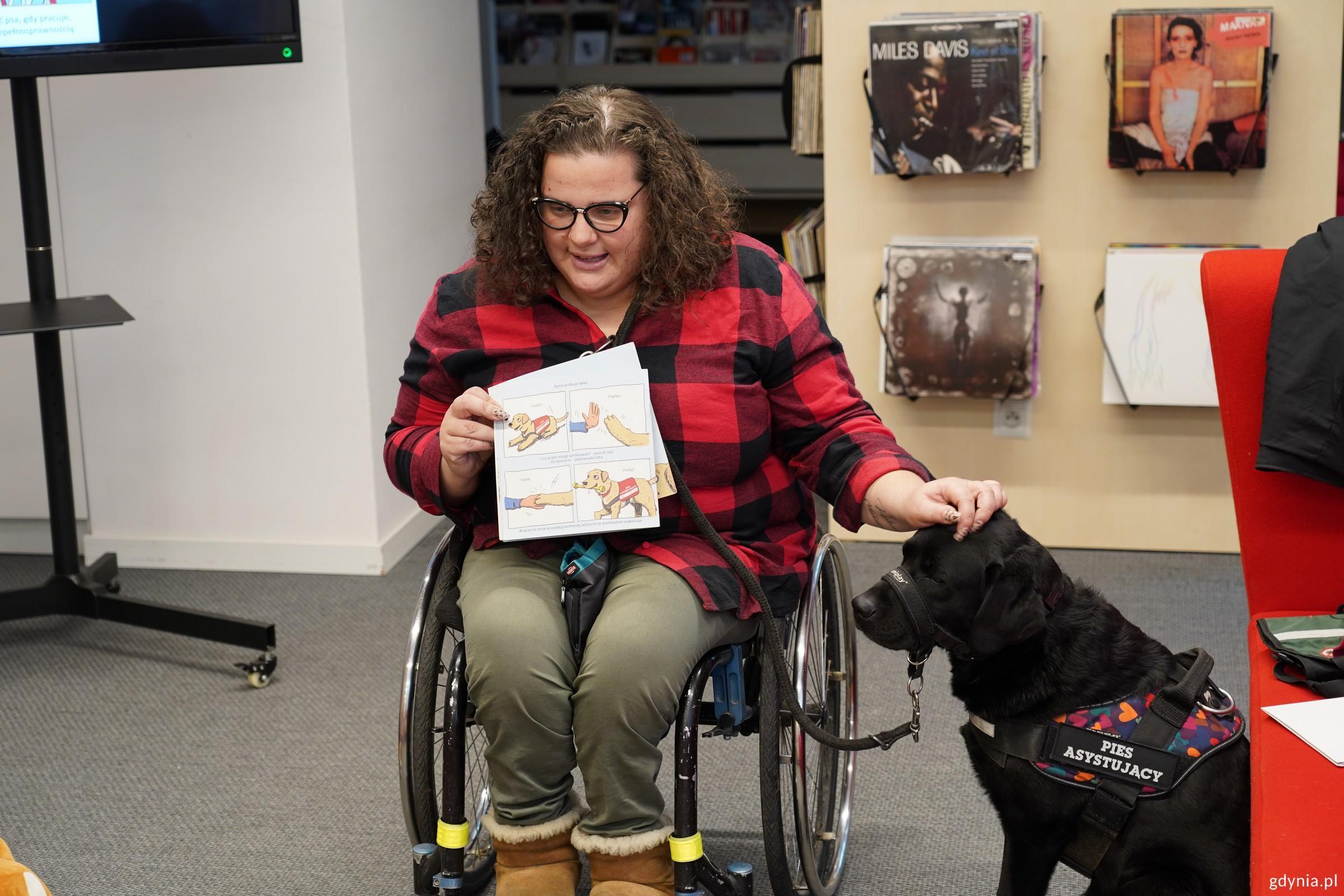 Marta Czachor&nbsp;z Wydziału Dostępności Urzędu Miasta Gdyni z psem asystującym Delicją na spotkaniu w Bibliotece Śr&oacute;dmieście