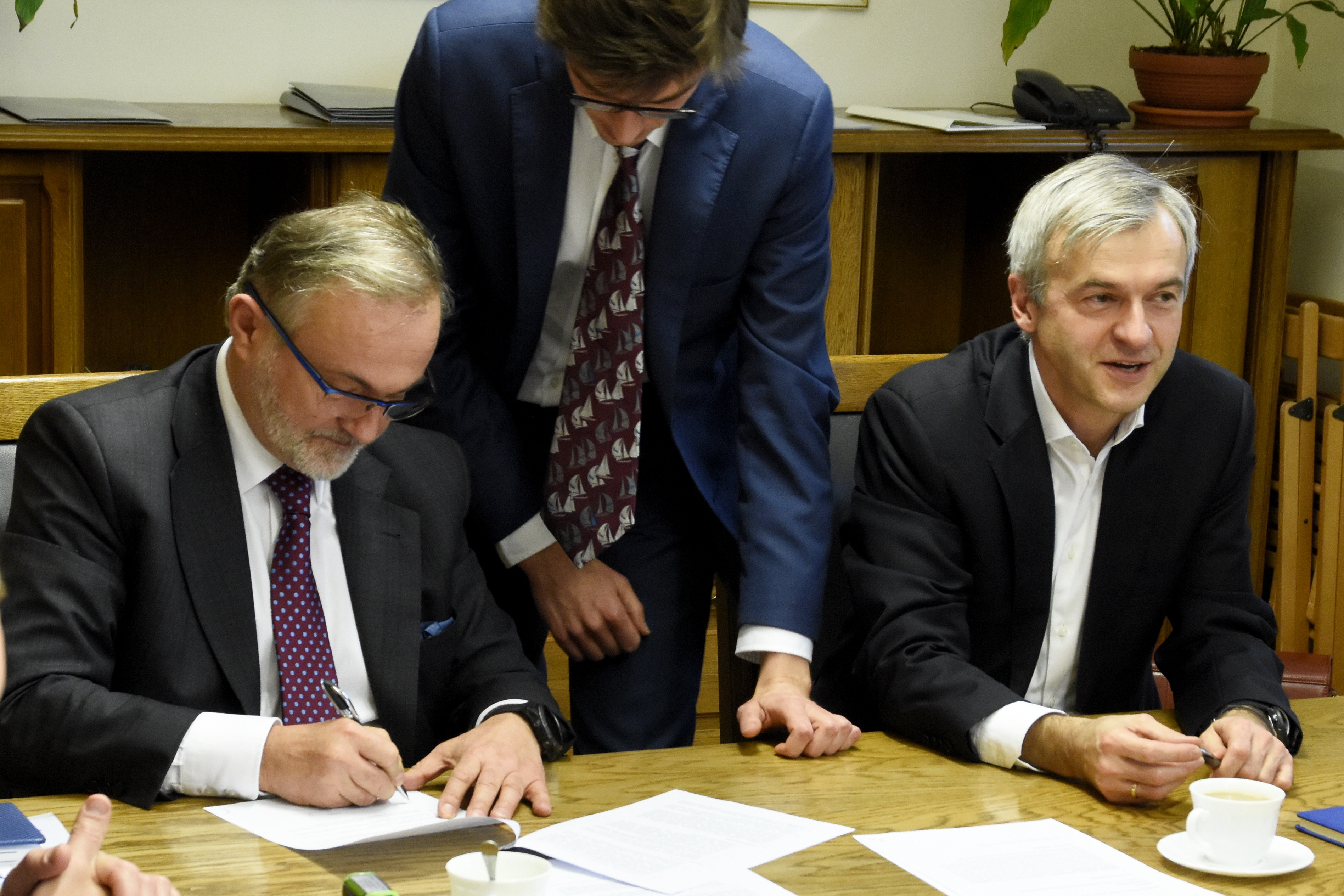 Od lewej: Wojciech Szczurek, prezydent Gdyni i Bartłomiej Pawlak, wiceprezes zarządu PFR, fot. Jan Ziarnicki