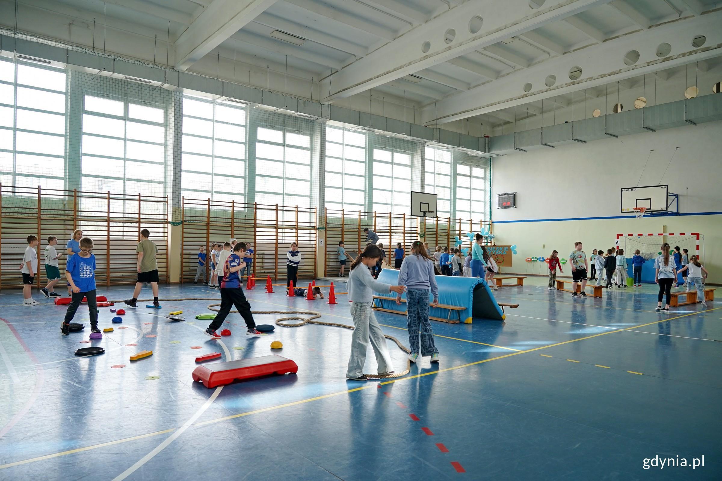 W szkole odbywają się Niebieskie Igrzyska, kt&oacute;re mają podnosić świadomość na temat autyzmu (fot. Magdalena Czernek) 