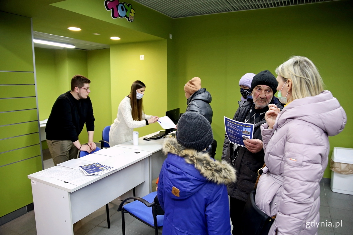 Punkt informacyjno-doradczy na gdyńskim dworcu // fot. Przemysław Kozłowski