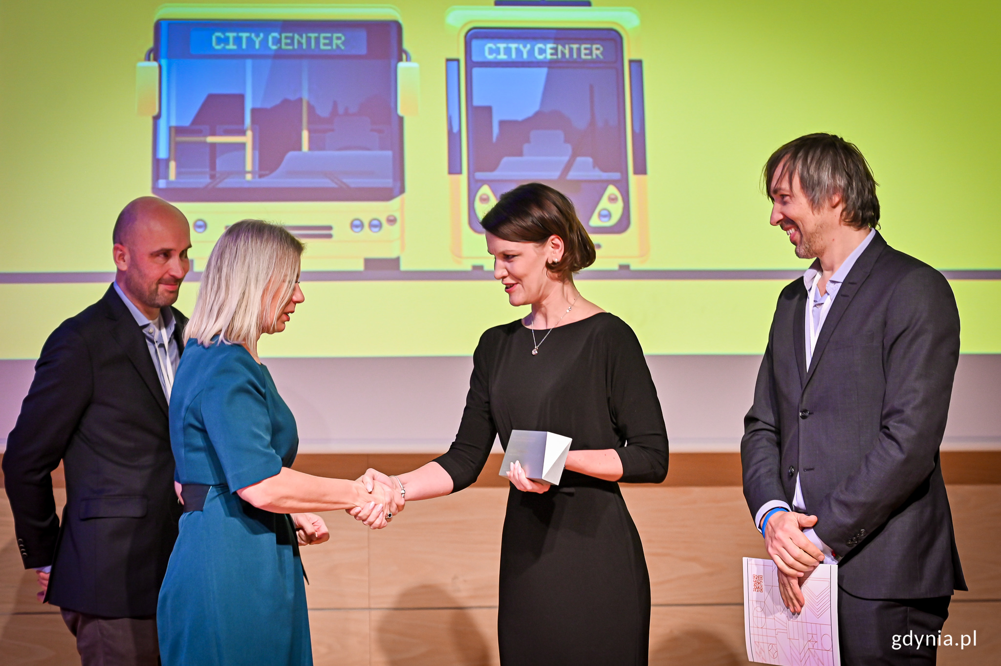 Wieczorna gala wręczenia nagr&oacute;d liderom lokalnej e-mobilności w polskich miastach - Katarzyna Gruszecka Spychała i Elżbieta Bieńkowska, fot. Jacek Klejment