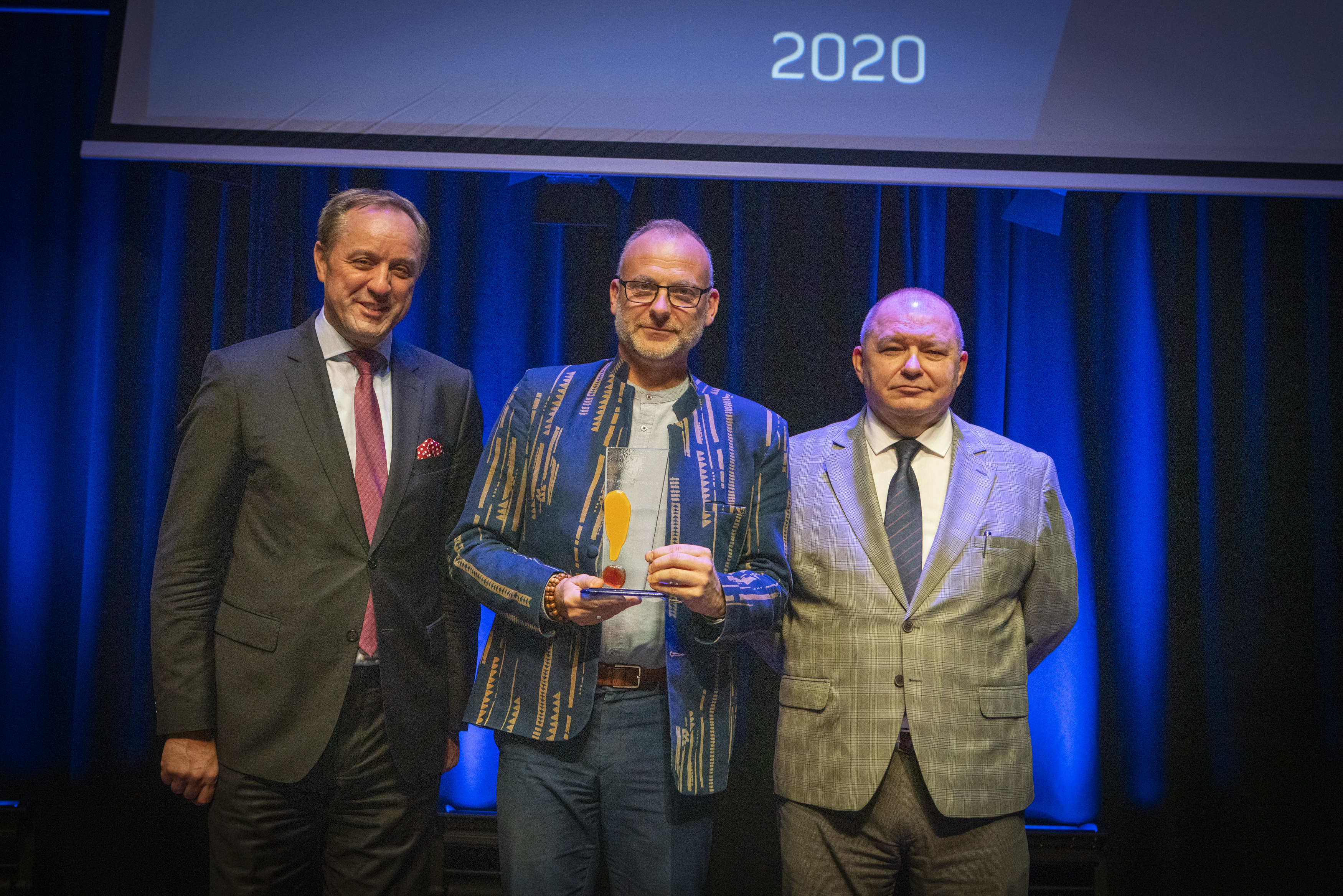 Od lewej: Mieczysław Struk - marszałek wojew&oacute;dztwa pomorskiego, Michał Guć - wiceprezydent Gdyni ds. innowacji ze statuetką za organizację inicjatywy "Gdynia o 10" oraz Wiesław Byczkowski - wicemarszałek wojew&oacute;dztwa pomorskiego // fot. Anna Rezulak