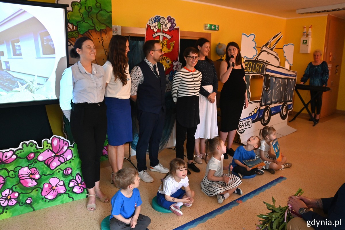 Przedszkolaki razem z rodzicami podczas występu.