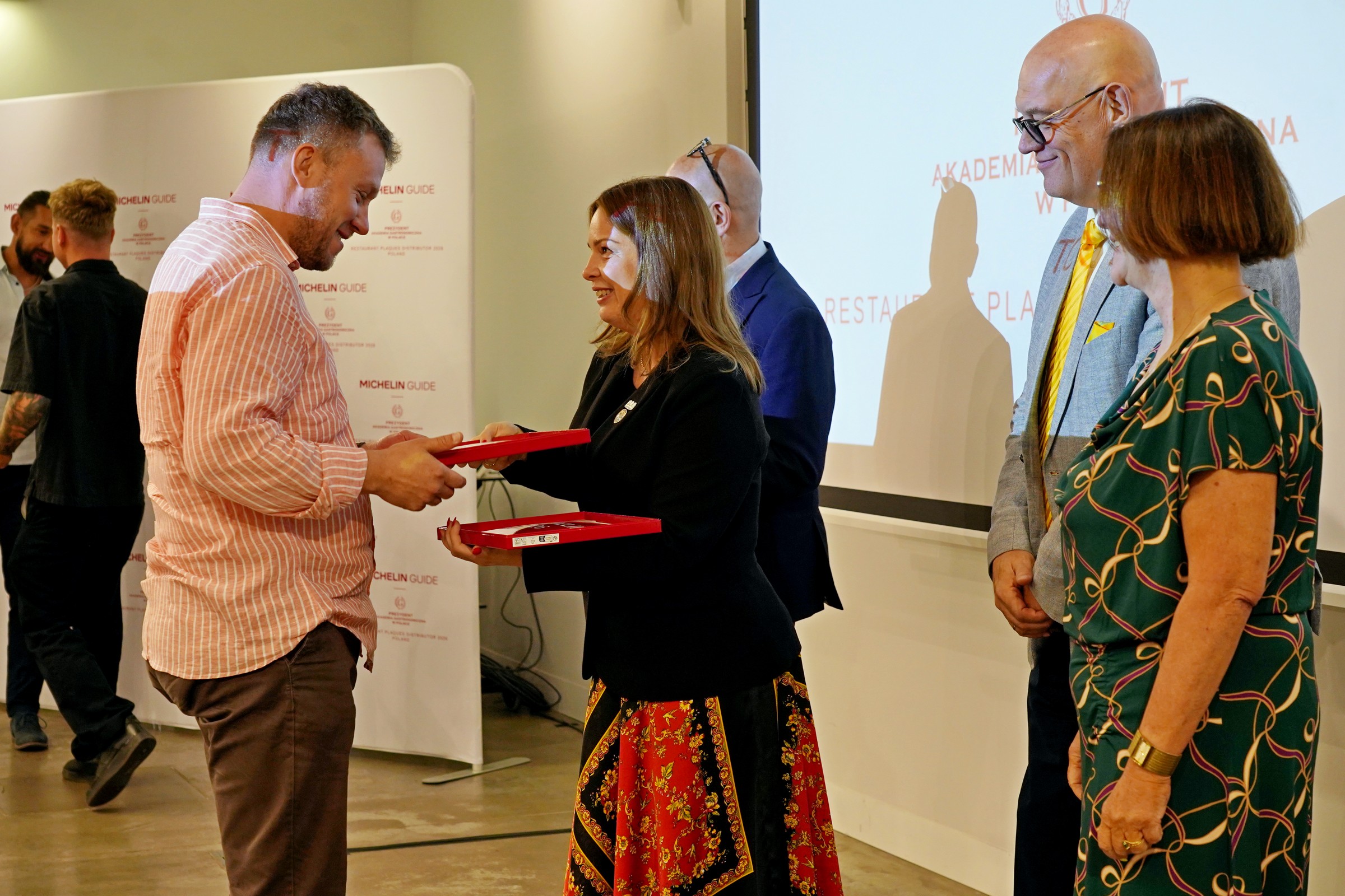 Wiceprezydent Gdyni Oktawia Gorzeńska wręcza plakietę Piotrowi Ciomkowi z Oberży 86 (fot. Magdalena Czernek)