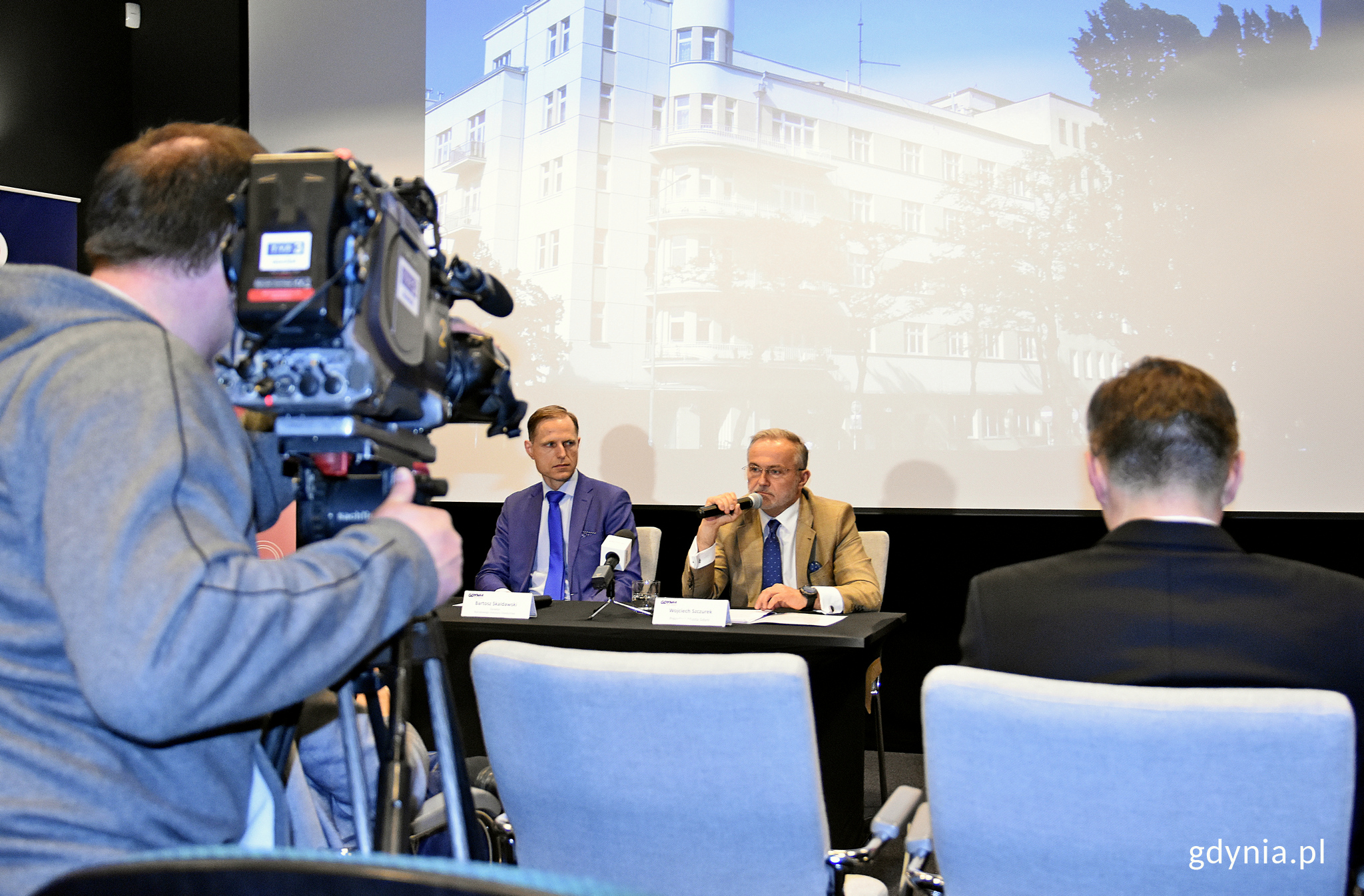 Dyrektor Narodowego Instytutu Dziedzictwa, Bartosz Skaldawski i prezydent Gdyni, Wojciech Szczurek podczas konferencji prasowej poprzedzającej obchody, fot. Kamil Złoch