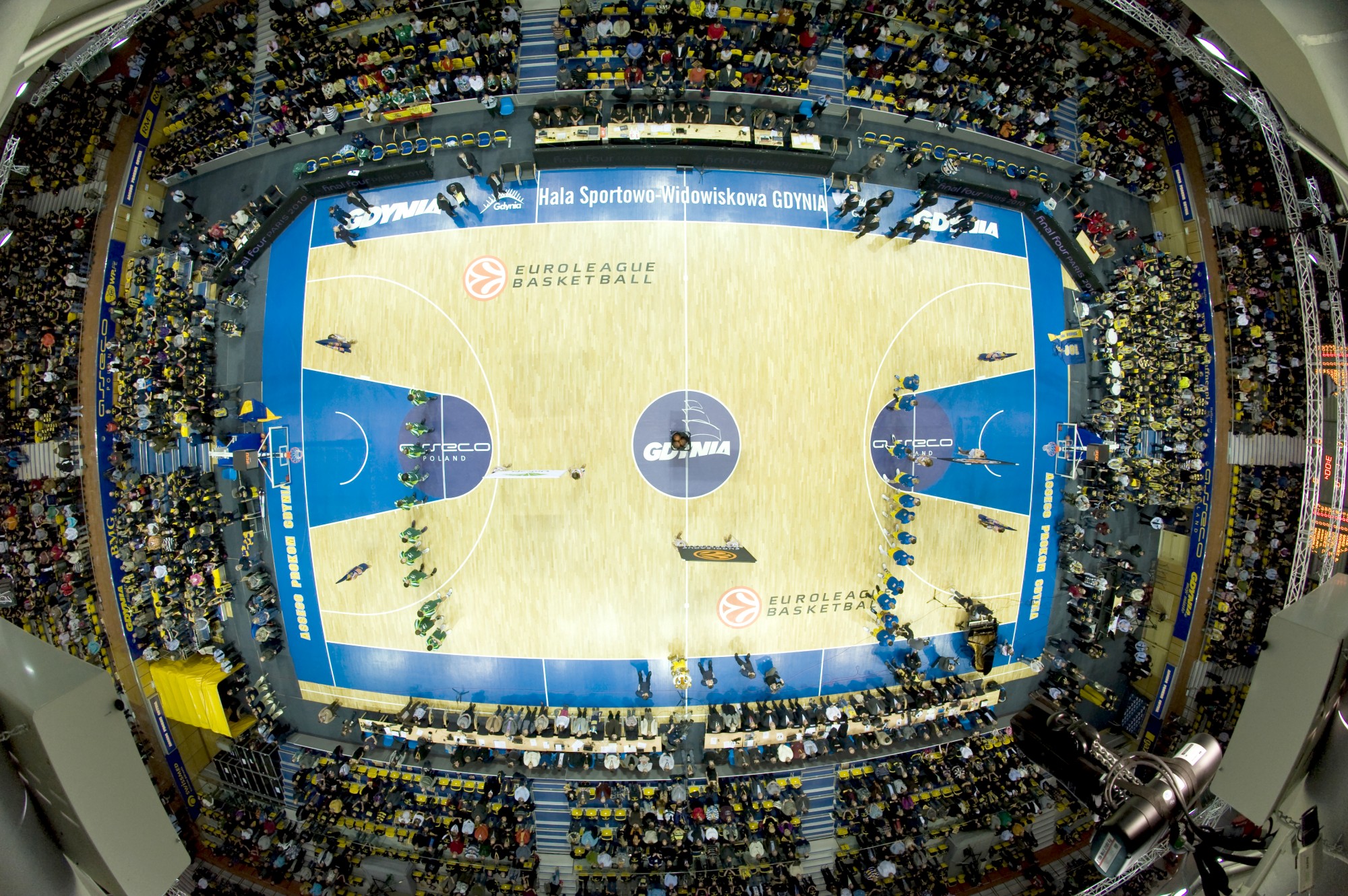 zdjęcie parkietu z g&oacute;ry w trakcie meczu