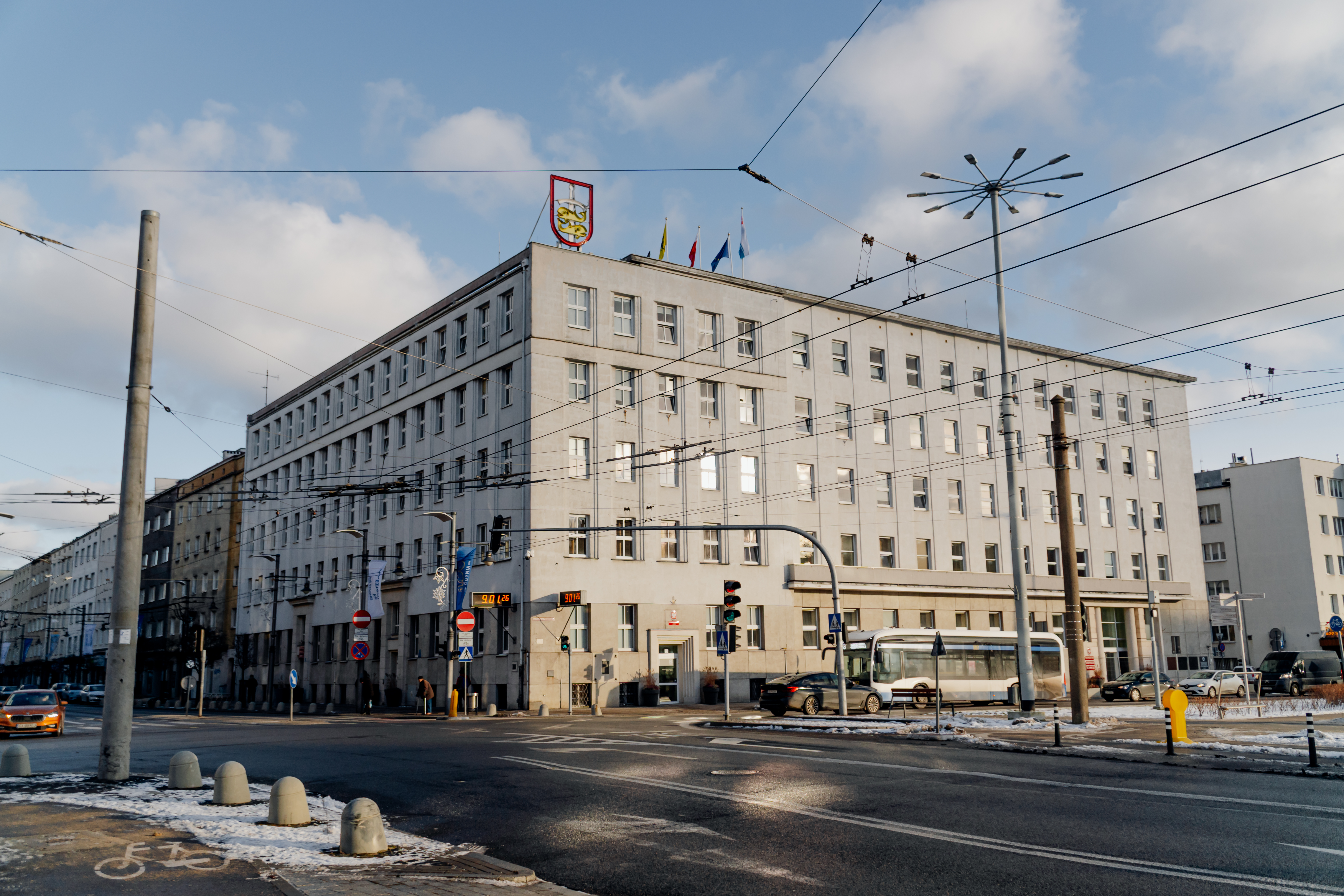 Gł&oacute;wny budynek Urzędu Miasta Gdyni przy Alei Marszałka Piłsudskiego 52/54