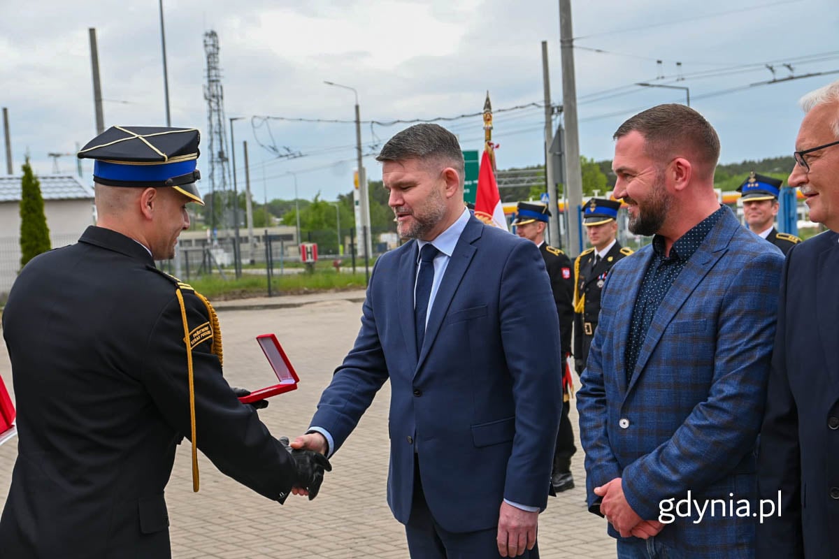 Robert Ronduda, Naczelnik Wydziału Zarządzania Kryzysowego i Ochrony Ludności Miasta Gdynia przyjął w imieniu Prezydent Aleksandry Kosiorek i Przewodniczącego Rady Miasta Tadeusza Szemiota, medale okolicznościowe z okazji 30-lecia krajowego systemu ratowniczo - gaśniczego.
