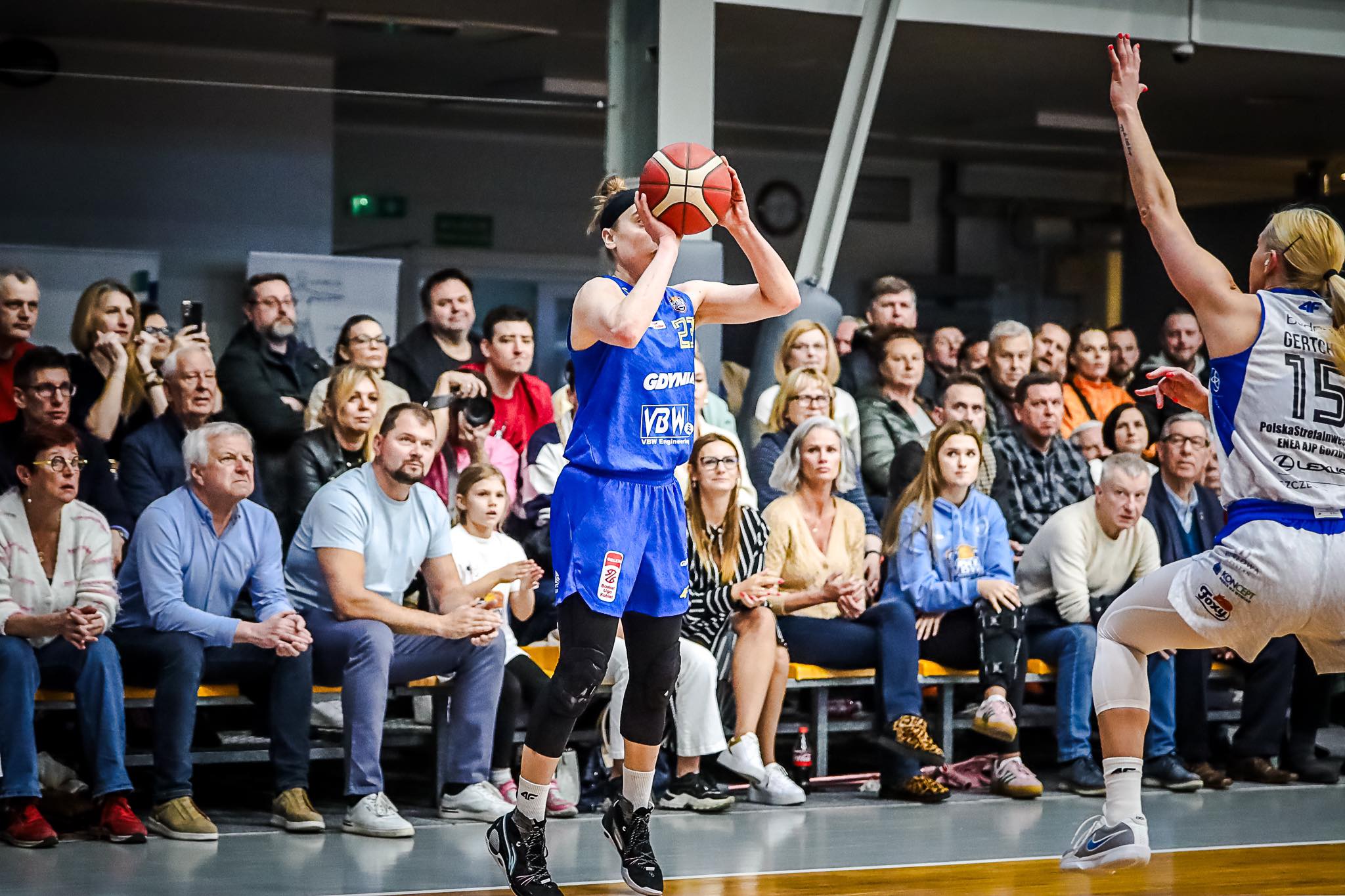 Marissa Kastanek w trakcie rzutu za 3 punkty