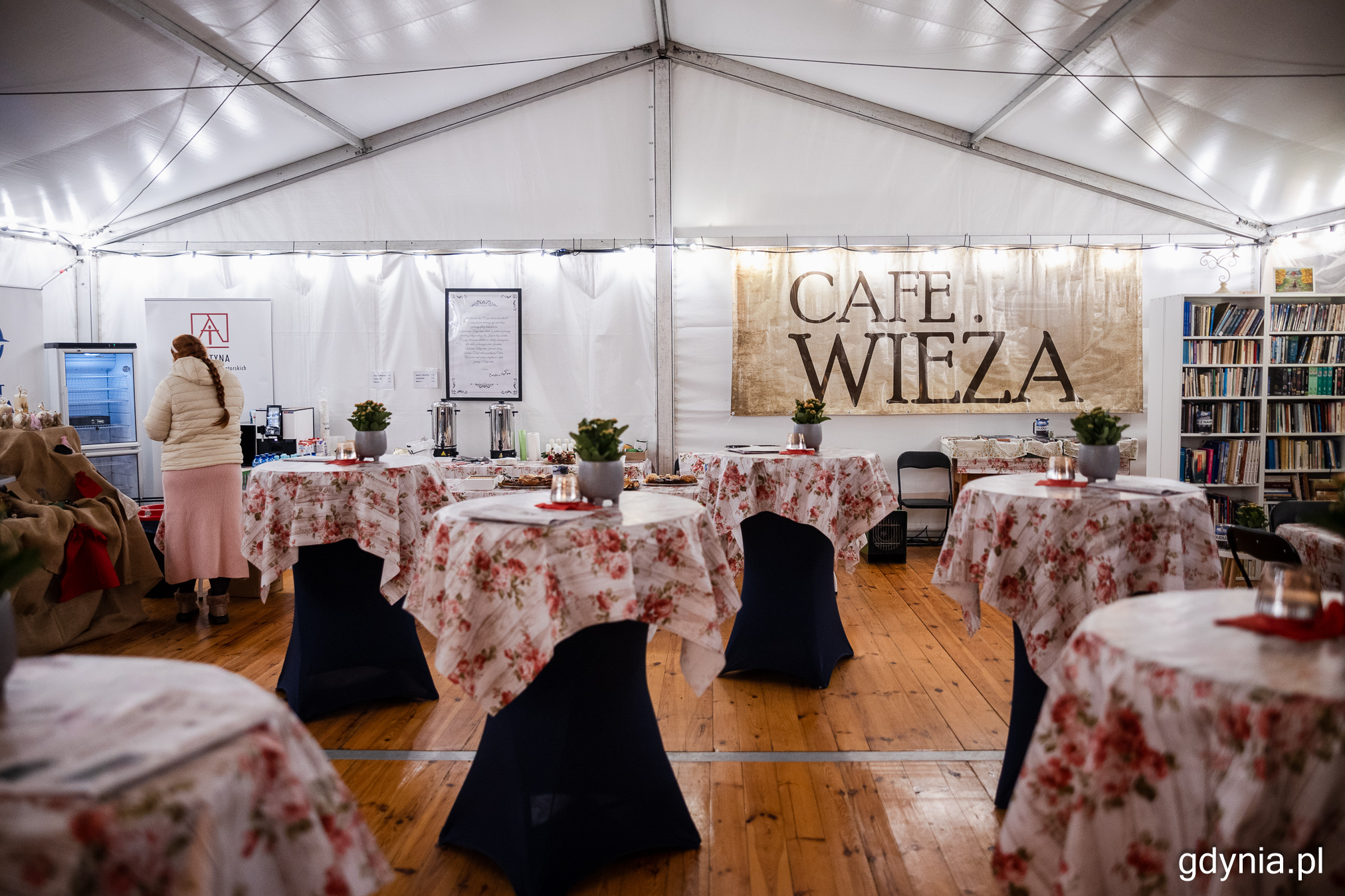 Stoliki w Caf&eacute;Wieży, czyli przestrzeni do spotkań i dyskusji oraz na kawę