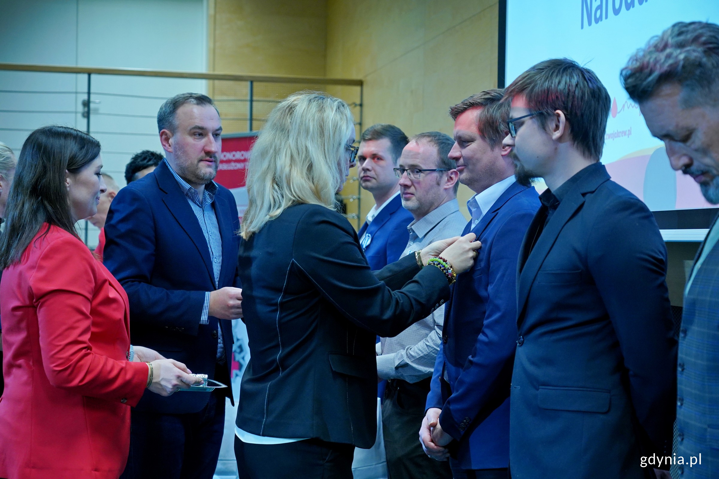 Wiceprezydent Gdyni Tomasz Augustyniak i dr hab. Marlena Robakowska &ndash; dyrektor Regionalnego Centrum Krwiodawstwa i Krwiolecznictwa w Gdańsku wręczający odznaczenia i legitymacje honorowym krwiodawcom z Gdyni (fot. Magdalena Czernek)