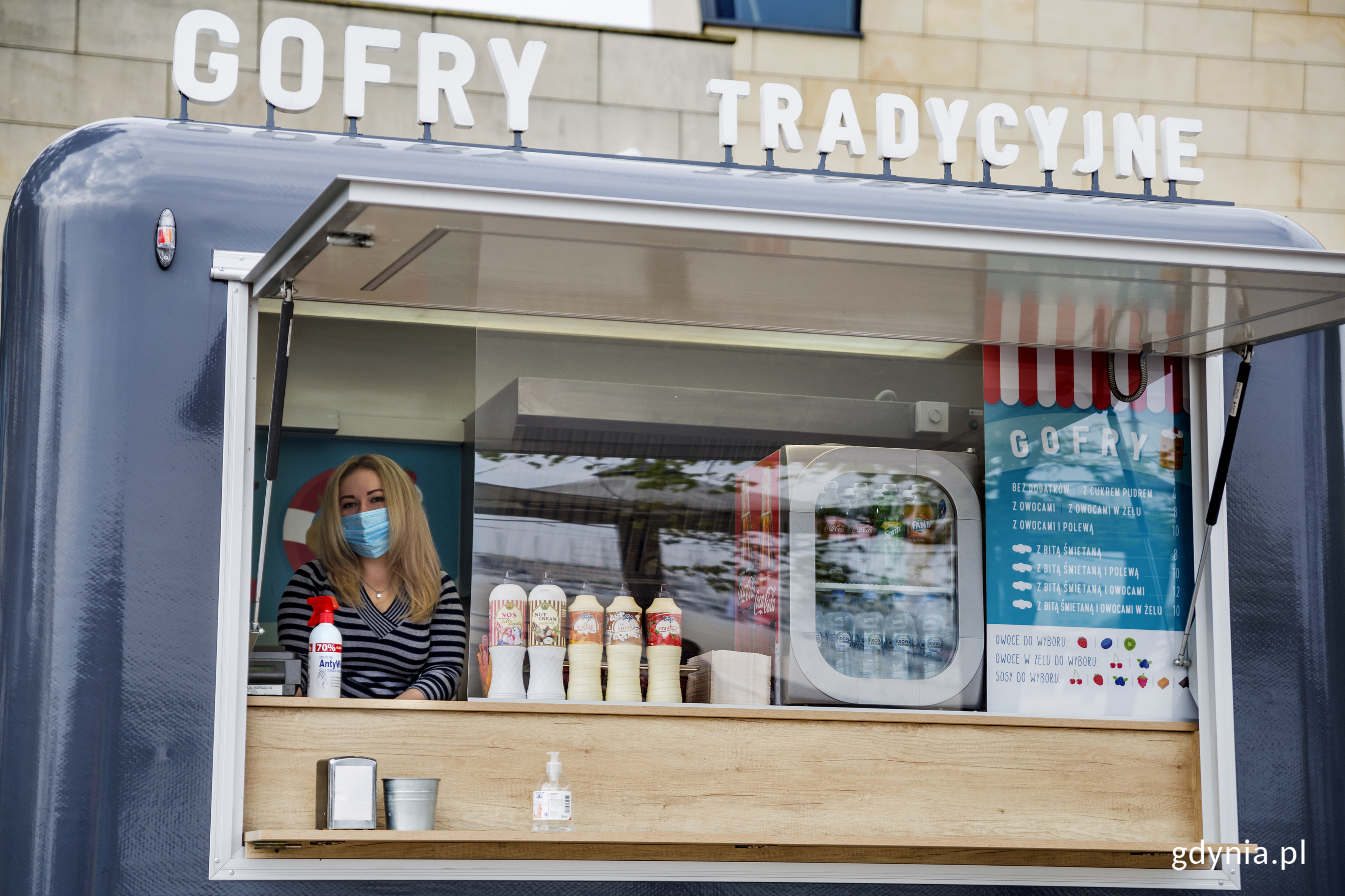 Olesja w maseczce za ladą otwartego już punktu z goframi na Bulwarze Nadmorskim. 28 kwietnia 2020. fot. Przemysław Kozłowski