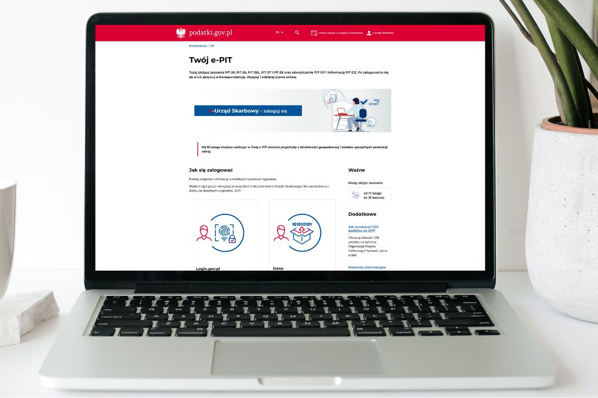 Biurko, komputer, strona internetowa Tw&oacute;j e-PIT