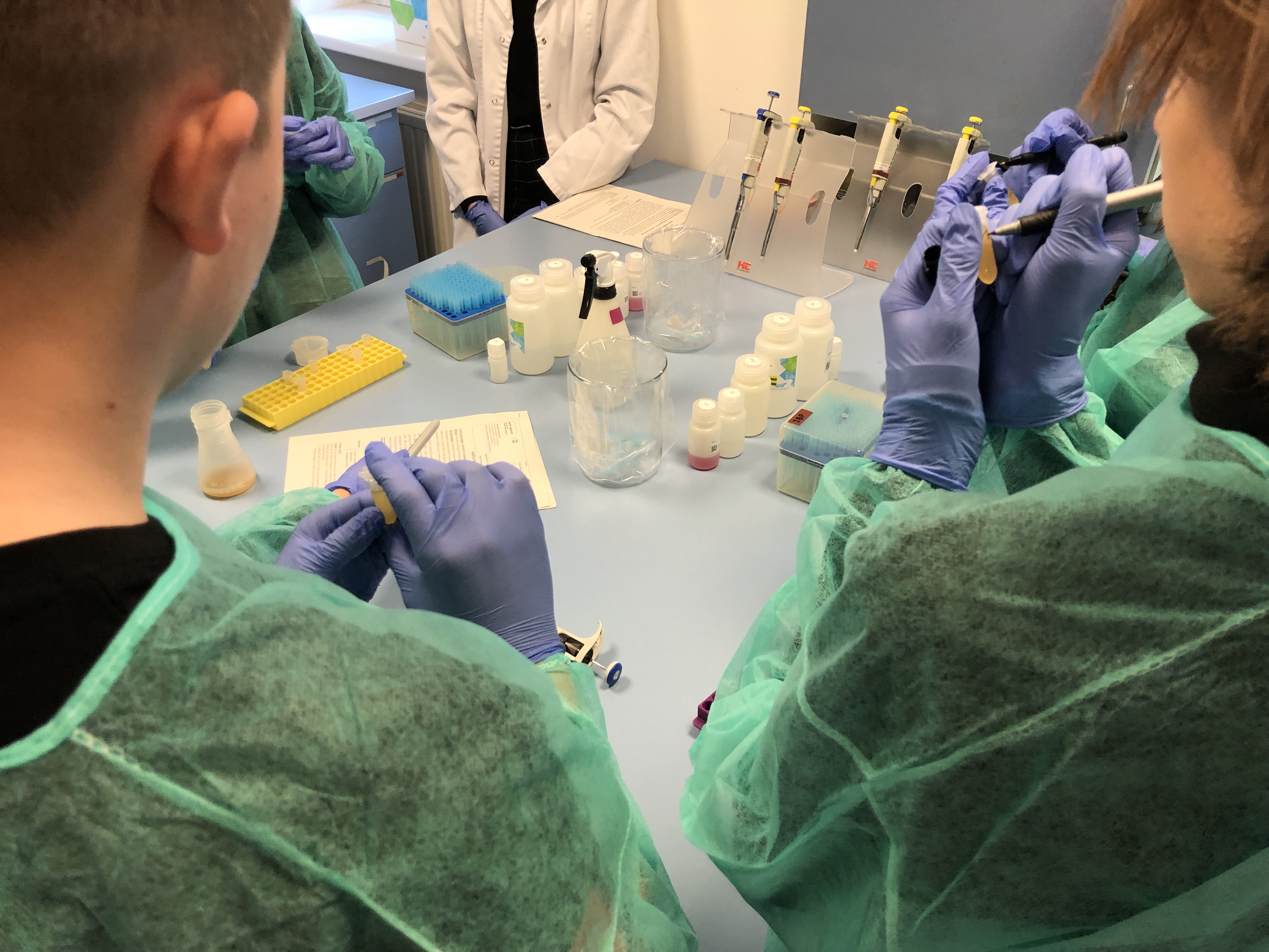 Uczestnicy warsztat&oacute;w w PPNT Gdynia | Bio Laboratorium. Fot. PPNT Gdynia.