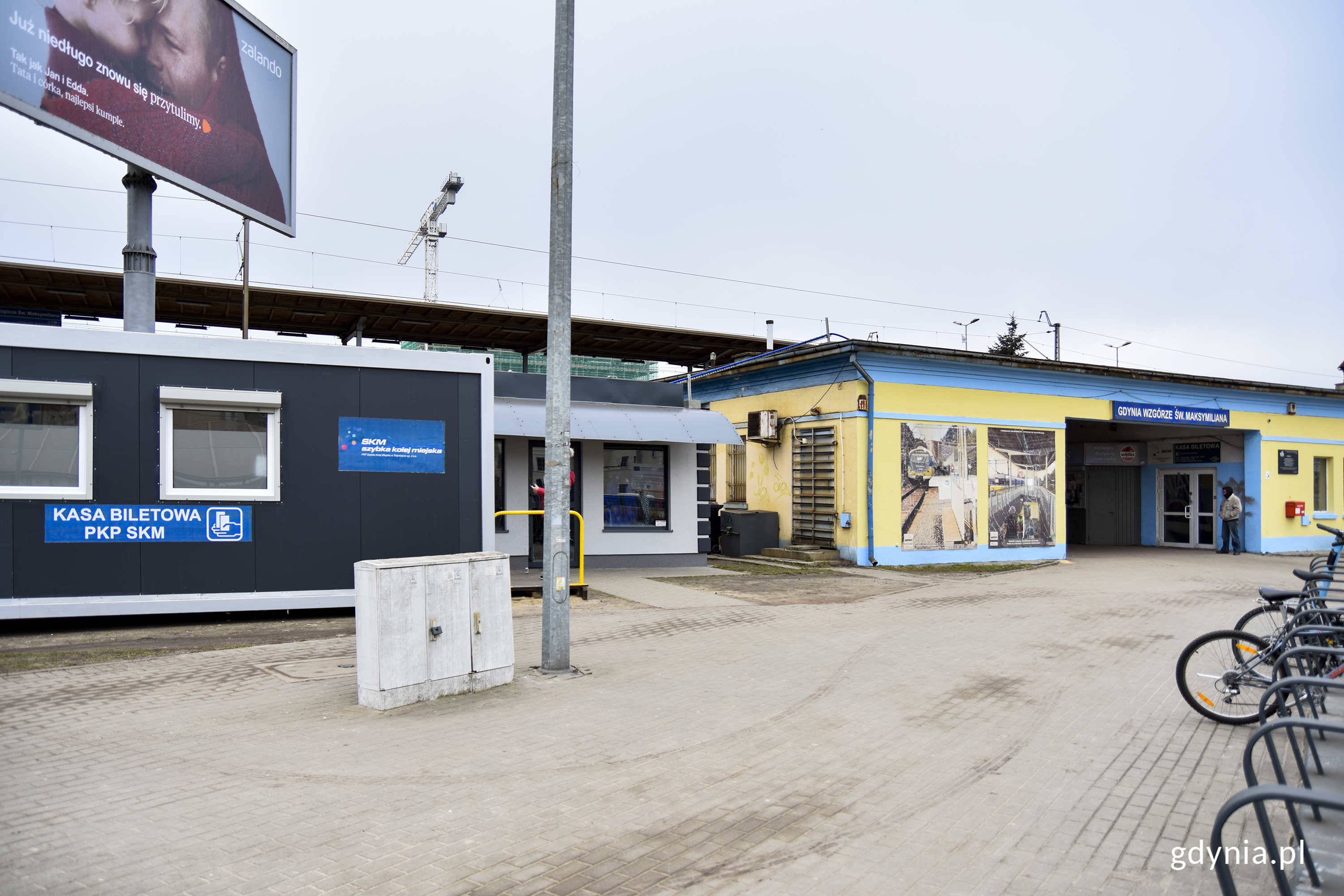 Tymczasowa kasa biletowa w kontenerze na stacji SKM Gdynia Wzg&oacute;rze św. Maksymiliana. Fot. Sławomir Okoń