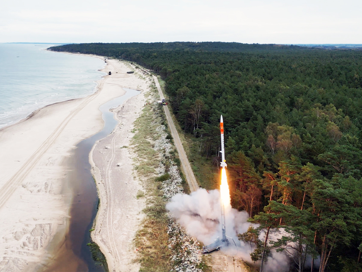 Poligon morski, plaża, rakieta PERUN, widoczny start rakiety
