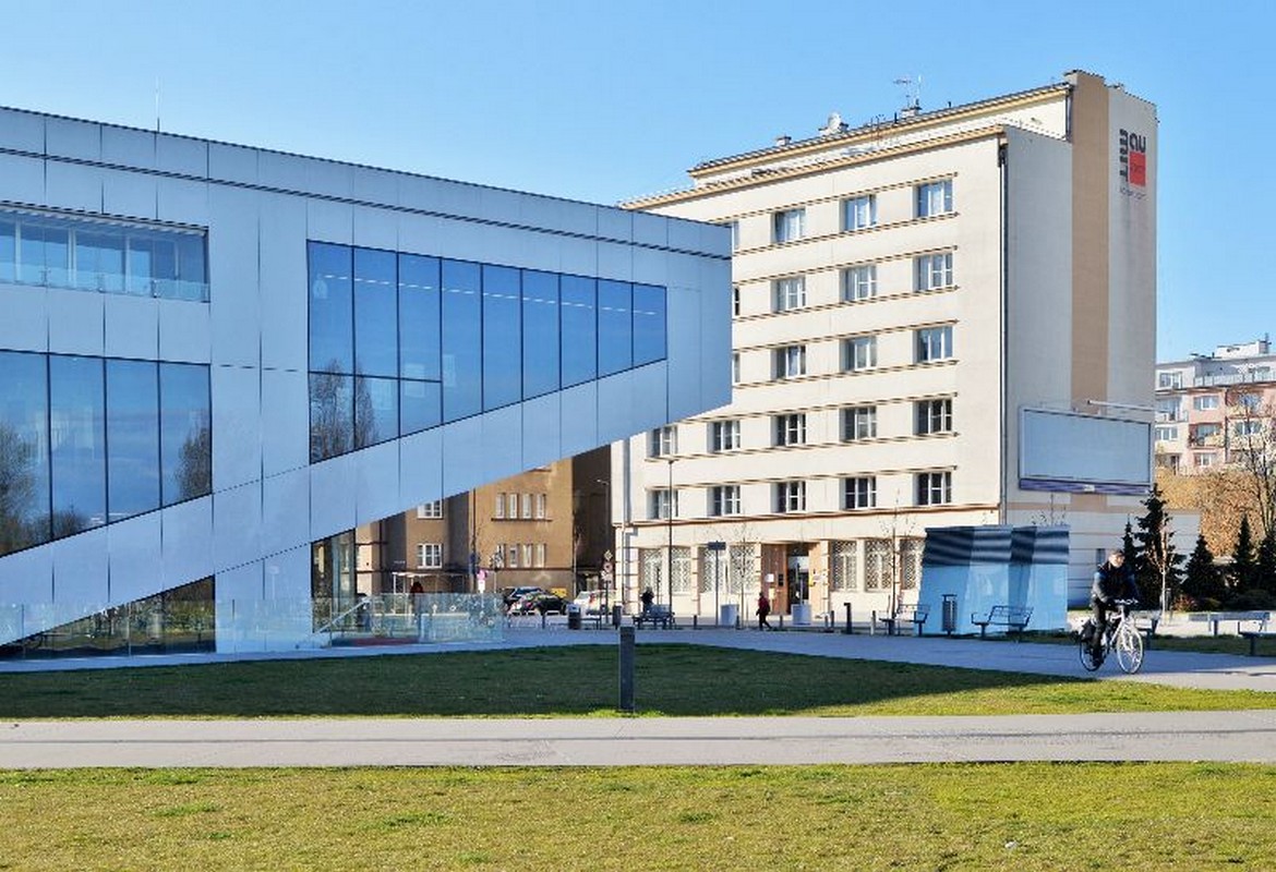 Kamienica &bdquo;Bananas&rdquo; widoczna z placu Grunwaldzkiego. Na pierwszym planie fragment Gdyńskiego Centrum Filmowego // fot. Kuba Kujawa