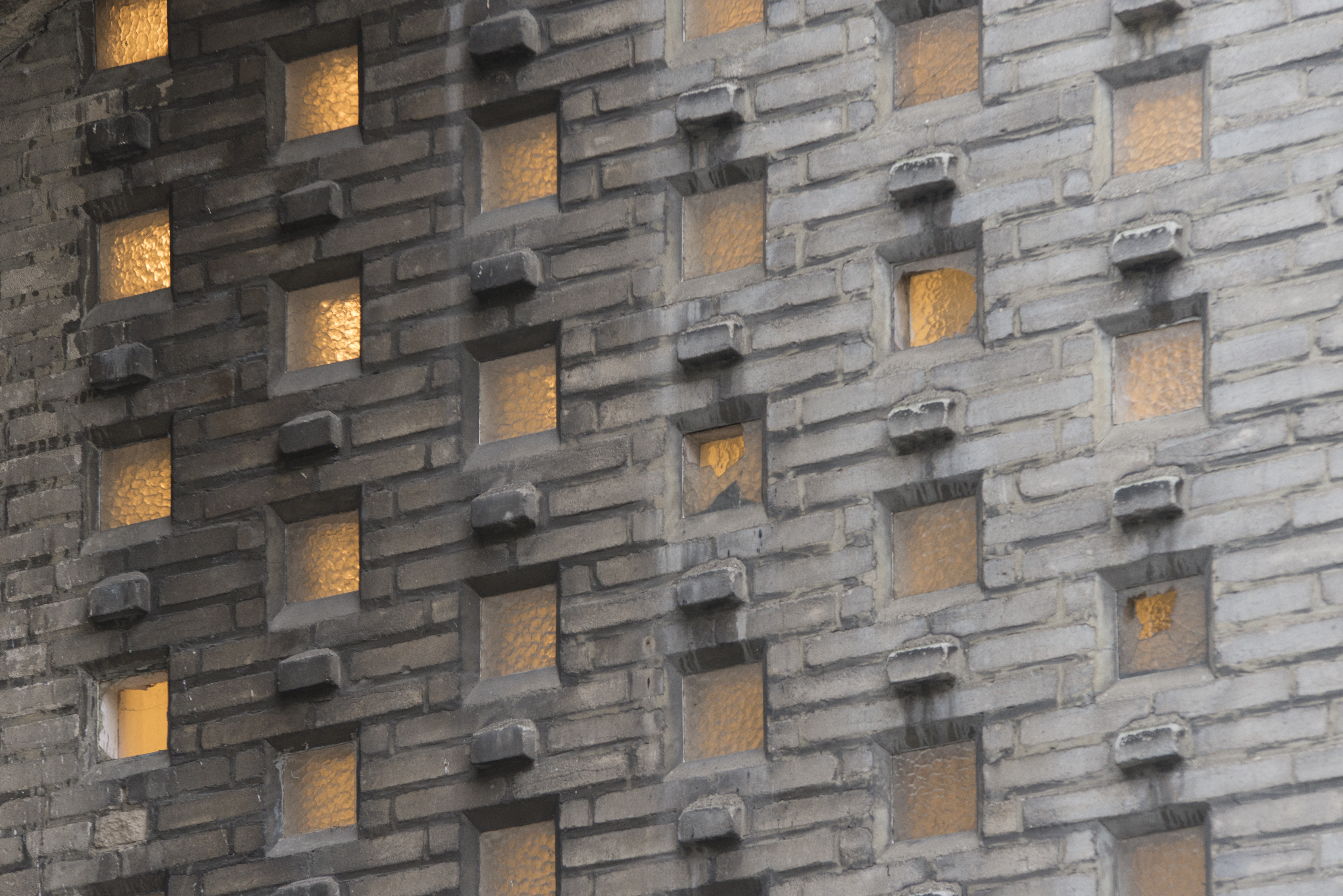 Detal elewacji budynku siedziby &bdquo;Polska YMCA&rdquo; przy ul. Żeromskiego 26, okienka klatki schodowej